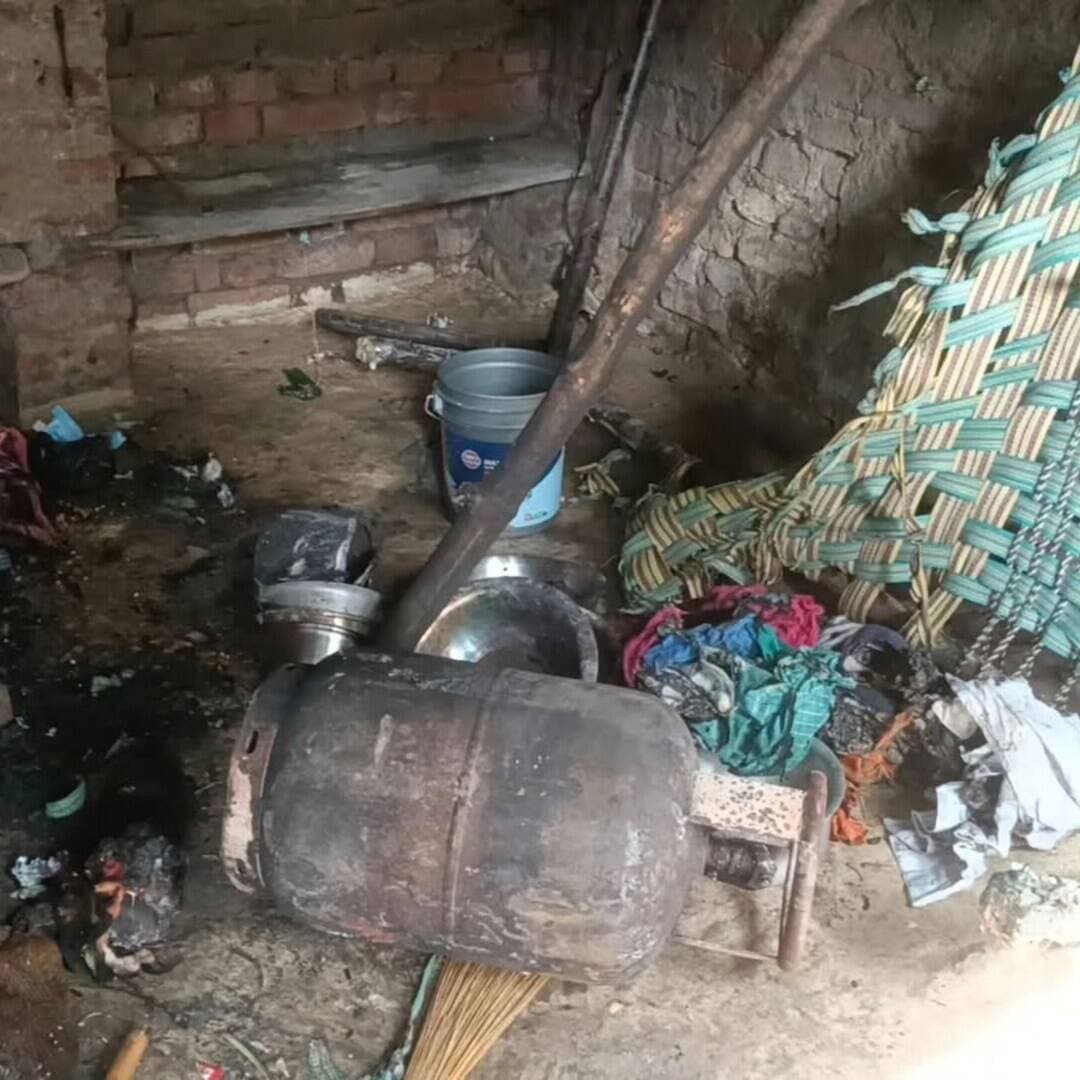 #Balrampur ! मोमबत्ती की चिंगारी बनी तबाही का सबब: उतरौला में भीषण आग से परिवार का आशियाना खाक, लाखों का नुकसान...
गांधी नगर मोहल्ले में देर रात 3 बजे हादसा, नगदी, अनाज और सारा घरेलू सामान जला...
हल्का लेखपाल ने मौके पर पहुंचकर नुकसान का किया आकलन, परिवार खुले आसमान के नीचे आया...
#उतरौला (#बलरामपुर)। कोतवाली क्षेत्र के गांधी नगर मोहल्ले में देर रात एक दर्दनाक हादसा सामने आया, जहां मोमबत्ती की चिंगारी ने पूरे मकान को अपनी चपेट में ले लिया। हादसे में घर के भीतर रखा नगदी, अनाज, कपड़े और इलेक्ट्रॉनिक सामान समेत लाखों रुपये का घरेलू सामान जलकर राख हो गया। गनीमत यह रही कि इस घटना में कोई जनहानि नहीं हुई, लेकिन पीड़ित परिवार के सामने अब जीवन-यापन का संकट खड़ा हो गया है।
मिली जानकारी के अनुसार, गांधी नगर निवासी राकेश पुत्र लल्लन मंगलवार रात अपने घर में मोमबत्ती जलाकर सो गए थे। रात करीब 3 बजे जलती हुई मोमबत्ती से अचानक घर में आग लग गई। जब तक सो रहे परिजनों की नींद खुली और वे कुछ समझ पाते, तब तक लपटों ने पूरे घर को अपनी आगोश में ले लिया था।
परिजन और स्थानीय लोगों ने कड़ी मशक्कत कर आग पर काबू पाने का प्रयास किया, लेकिन तब तक घर में रखे पंखे, कूलर, बर्तन, चारपाई, कपड़े, अनाज और नगदी समेत पूरी गृहस्थी जलकर नष्ट हो चुकी थी।
घटना की सूचना मिलने पर हल्का लेखपाल अखिलेश वर्मा ने मौके पर पहुंचकर घटनास्थल का मुआयना किया और पीड़ित परिवार के हुए नुकसान का आकलन रिपोर्ट तैयार की। इस अग्निकांड के बाद पीड़ित परिवार खुले आसमान के नीचे आने को मजबूर हो गया है। स्थानीय लोगों ने प्रशासन से प्रभावित परिवार को जल्द से जल्द आर्थिक सहायता और राहत सामग्री प्रदान करने की मांग की है।
#Utraula #Balrampur