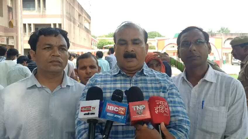 फिरोजाबाद ट्रॉमा सेंटर में मारपीट का कथित आरोप, निष्पक्ष जांच की मांग
फिरोजाबाद मेडिकल कॉलेज ट्रॉमा सेंटर में 27 सितंबर को अजय कुमार के परिजनों ने डॉक्टर-फार्मासिस्ट व अन्य स्टाफ पर मारपीट व लापरवाही का "कथित आरोप" लगाया है।
जाटव महासभा ने जिलाधिकारी को पत्र देकर निष्पक्ष जांच की मांग की है। परिजनों का आरोप है कि उचित उपचार नहीं मिला।
वाइट: पीड़ित के परिजन / जाटव महासभा
_नोट: यह वीडियो परिजनों द्वारा दिया गया बयान है, सभी आरोप कथित हैं। पुलिस/प्रशासन की आधिकारिक पुष्टि प्रतीक्षित है। DDM NEWS किसी भी आरोप की पुष्टि नहीं करता, खबर का उद्देश्य जांच की मांग को सामने लाना है।_
#FirozabadNews #DDMNEWSFIROZABAD