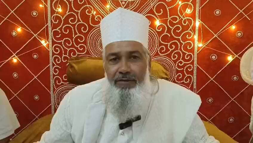 फिरोजाबाद में 47वां सालाना उर्स 2 अक्टूबर से, दरगाह अबरारिया में चार दिन तक होंगे रूहानी कार्यक्रम
फिरोजाबाद। शहर के कटरा पठानान स्थित दरगाह अबरारिया में ताजुल आशिकीन हज़रत ख्वाजा हाजी सूफी सैय्यद अबरार हसन शाह हसनी रहमतुल्लाह अलैह का 47वां सालाना उर्स 2 से 5 अक्टूबर तक शानो-शौकत के साथ मनाया जाएगा।
चार दिवसीय उर्स में सरकारी चादरपोशी, मिलाद-उन-नबी, हल्का-ए-जिक्र, कुल शरीफ, चादरपोशी और महफिल-ए-समा समेत विभिन्न कार्यक्रम आयोजित होंगे। देश के अलग-अलग हिस्सों से जायरीन और अकीदतमंद शिरकत करेंगे। उर्स में कई मशहूर कव्वाल भी अपनी प्रस्तुतियां देंगे। 5 अक्टूबर को संदल शरीफ का जुलूस निकाला जाएगा।
#FirozabadUrs #47vaUrs #DargahAbrariya #KatraPathanan #FirozabadNews #SufiUrs #QawwaliNight #SandaleSharif #DDMNEWSFIROZABAD
