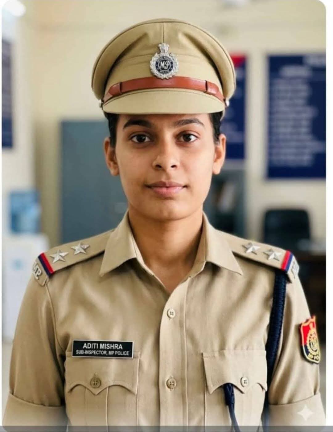 <nis:link nis:type=tag nis:id=बालाघाट nis:value=बालाघाट nis:enabled=true nis:link/>
पिता का अधूरा सपना बेटी ने किया पूरा, अदिति मिश्रा बनीं सब-इंस्पेक्टर
आईटीआई बालाघाट में स्टेनो ट्रेड की टॉपर रहीं अदिति, दो साल शहडोल में गेस्ट फैकल्टी के रूप में दी सेवाएं
कुछ सफलताएं केवल एक व्यक्ति की नहीं होतीं। उनके पीछे परिवार के वर्षों के संघर्ष, त्याग, उम्मीद और लगातार प्रोत्साहन की कहानी छिपी होती है। ऐसी ही प्रेरणादायी कहानी है अदिति लालित्य मिश्रा की, जिन्होंने अपने परिश्रम और दृढ़ संकल्प के दम पर मध्यप्रदेश पुलिस विभाग में सब-इंस्पेक्टर (स्टेनो/बैक ऑफिस) पद पर चयन हासिल कर परिवार का मान बढ़ाया है।
अदिति का चयन उनके लिए तो बड़ी उपलब्धि है ही, लेकिन उनके पिता लालित्य मिश्रा के लिए यह सफलता भावनाओं से जुड़ा एक खास पल है। बचपन से भारतीय सेना में जाकर देशसेवा करने का सपना देखने वाले लालित्य मिश्रा परिस्थितियों के चलते अपना यह सपना पूरा नहीं कर सके। वर्तमान में वे एमपीईबी, वारासिवनी में सेवाएं दे रहे हैं। अब बेटी का पुलिस सेवा में चयन उनके उस अधूरे सपने को एक नई अनुभूति दे रहा है।
आईटीआई में टॉप से पुलिस सेवा तक का सफर
अदिति ने आईटीआई बालाघाट से स्टेनो ट्रेड में टॉप किया। इसके बाद उन्होंने करीब दो वर्षों तक आईटीआई शहडोल में गेस्ट फैकल्टी के रूप में सेवाएं दीं। नौकरी के साथ-साथ उन्होंने प्रतियोगी परीक्षाओं की तैयारी जारी रखी।
इस सफर में सफलता हमेशा उनके साथ नहीं रही। उन्होंने कई प्रतियोगी परीक्षाओं में हिस्सा लिया, लेकिन कुछ परीक्षाओं में वे महज एक-दो अंकों के अंतर से चयन से चूक गईं। ऐसी परिस्थितियां किसी भी अभ्यर्थी के हौसले को कमजोर कर सकती हैं, लेकिन अदिति ने असफलताओं को रुकावट नहीं बनने दिया। उन्होंने अपनी कमियों से सीखते हुए तैयारी जारी रखी और आखिरकार वह मुकाम हासिल किया, जिसका सपना उन्होंने देखा था।
मां ने हर कदम पर दिया साथ
अदिति की सफलता के पीछे उनके माता-पिता के सहयोग की भी महत्वपूर्ण भूमिका रही। उनकी मां श्रीमती आरती मिश्रा ने बेटी की तैयारी के दौरान हर कदम पर उसका साथ दिया। परीक्षा और अन्य जरूरी कार्यों के लिए बेटी के साथ सैकड़ों किलोमीटर की यात्राएं करने से लेकर शहडोल में उसके साथ रहकर उसकी तैयारी में सहयोग करने तक, मां ने बेटी का हौसला बनाए रखा।
परिवार का यह सहयोग अदिति के लिए उस समय और महत्वपूर्ण रहा, जब उन्हें लगातार प्रतियोगी परीक्षाओं में प्रयास करने के बावजूद अपेक्षित सफलता नहीं मिल रही थी।
असफलताओं से सीखकर हासिल की सफलता
अदिति की कहानी उन युवाओं के लिए प्रेरणा है जो प्रतियोगी परीक्षाओं की तैयारी के दौरान असफलताओं का सामना कर रहे हैं। एक-दो अंकों से चयन से चूकने के बाद भी उन्होंने प्रयास नहीं छोड़ा। लगातार मेहनत, धैर्य और अपने लक्ष्य पर विश्वास बनाए रखा और अंततः मध्यप्रदेश पुलिस में सब-इंस्पेक्टर के पद तक पहुंचने में सफल रहीं।
आगामी दिनों में अदिति भोपाल पहुंचकर अपनी नई जिम्मेदारी संभालेंगी। उनकी इस उपलब्धि से परिवार, रिश्तेदारों और शुभचिंतकों में खुशी का माहौल है।
बेटी की सफलता बनी पूरे परिवार का गौरव
अदिति की सफलता ने यह साबित किया है कि लक्ष्य बड़ा हो तो रास्ते में आने वाली असफलताएं मंजिल को रोक नहीं सकतीं। पिता का अधूरा सपना बेटी ने अपने परिश्रम से पूरा करने की दिशा में कदम बढ़ाया है। यह उपलब्धि अदिति के साथ-साथ उनके माता-पिता के त्याग, विश्वास और वर्षों की मेहनत की भी जीत है। अदिति की सफलता पर परिजनों एवं शुभचिंतकों ने उन्हें बधाई देते हुए उज्ज्वल भविष्य की शुभकामनाएं दी हैं।
<nis:link nis:type=tag nis:id=mppoliceonline nis:value=MPPoliceOnline nis:enabled=true nis:link/> <nis:link nis:type=tag nis:id=cmmadhyapradesh nis:value=CMMadhyaPradesh nis:enabled=true nis:link/> <nis:link nis:type=tag nis:id=jansamparkmp nis:value=JansamparkMP nis:enabled=true nis:link/>