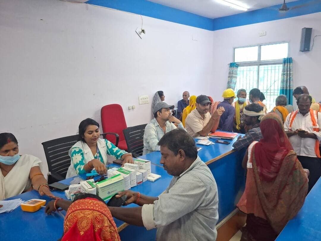 "स्वच्छ्ता ही सेवा 2026" अंतर्गत आज शंभूगंज प्रखंड के स्वच्छ्ता कर्मियों को कैम्प लगाकर "सुरक्षा एवं सम्मान समारोह " का आयोजन किया गया, जिसमे प्रखंड अंतर्गत सभी पंचायतो मे कार्यरत स्वच्छ्ता कर्मियों का मेडिकल से सम्बन्धी जाँच एवं सुझाव, दवा दिया l
#SwachhataHiSeva2026 #स्वच्छता_ही_सेवा #सुरक्षा_एवं_सम्मान_समारोह #स्वच्छताकर्मी #स्वास्थ्य_जांच_शिविर #स्वच्छता_कर्मियों_का_सम्मान #कटोरिया_प्रखंड #स्वच्छ_भारत_मिशन #स्वस्थ_समाज #स्वच्छ_बांका #बांका_बिहार