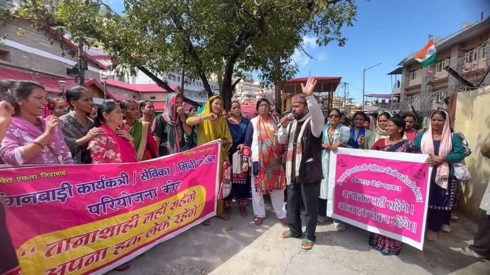 ब्रेकिंग।
अपनी मांगों को लेकर एक बार फिर सड़कों पर उतरीं आंगनबाड़ी कार्यकत्रियां, सरकार के खिलाफ जमकर नारेबाजी
वही प्रदर्शन के दौरान कार्यकत्रियों ने कहा
#एक कटोरी दाल समोसा, धामी तेरा नहीं भरोसा।
#धामी तेरे शासन में, कीड़े पड़ गए राशन में”
#जिस देश की नारी सड़कों पर, उस देश का आलम क्या होगा”
जैसे नारे लगाकर अपना आक्रोश जताया। प्रदर्शनकारियों ने मांगें पूरी नहीं होने पर आंदोलन तेज करने की चेतावनी देते हुए कहा—
#जो न माने हुड़की से, खींच लेंगे कुर्सी से।”