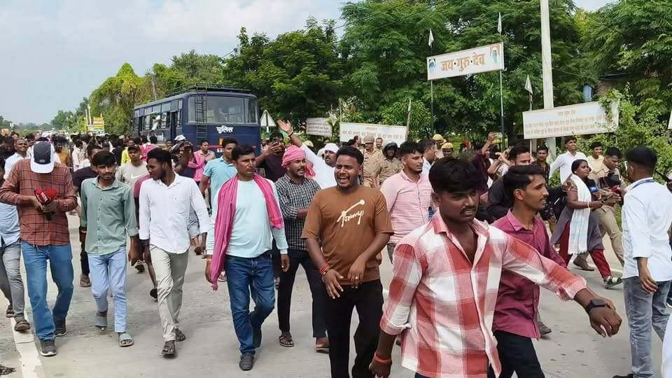 बड़ी संख्या किसान पहुंच रहे चोलापुर टोल प्लाजा...