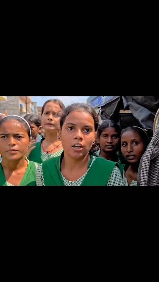 सतगावां। शिक्षक की कमी सहित विभिन्न शैक्षणिक समस्याओं के समाधान की मांग को लेकर राज्य संपोषित +2 उच्च विद्यालय बासोडीह के सैकड़ों छात्र-छात्राओं ने बुधवार को ब्लॉक घेराव को लेकर पदयात्रा निकाली। बड़ी संख्या में छात्र-छात्राएं विद्यालय परिसर से पैदल मार्च करते हुए प्रखंड मुख्यालय की ओर रवाना हुए।
#KodermaNews #JharkhandNews #koderma DC Koderma Hemant Soren Office of Chief Minister, Jharkhand