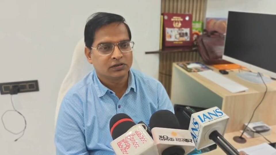 खरगजेपुर गांव में मनरेगा कार्यों में अनियमितता का आरोप, CDO विवेक श्रीवास्तव बोले- मामले की जांच की जा रही
#मऊ #खराजपुर #मनरेगा #खबरेंअभीतक #KhabareAbhiTak