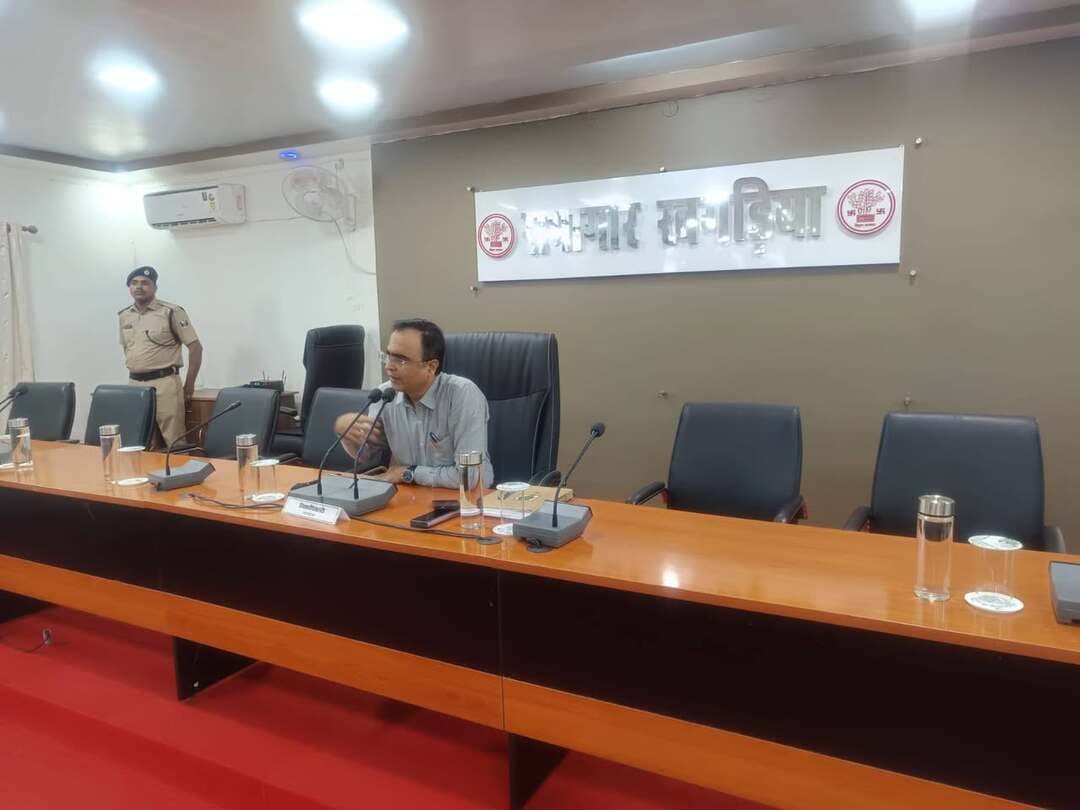 📋 रेडी रेकनर संबंधित समीक्षा बैठक
आज दिनांक 30. 09.2026 को जिलाधिकारी खगड़िया ,श्री विक्रम विरकर की अध्यक्षता में समाहरणालय सभागार में सभी कार्यालय द्वारा रेडी रेकनर के निर्माण से सम्बन्धित समीक्षा की गई।
रेडी रेकनर सभी कार्यालय के लिए प्रशासनिक दक्षता , निर्णय की गुणवत्ता एव समयबद्ध कार्य निष्पादन का उपयोगी साधन है ।
सभी पदाधिकारियों को रेडी रेकनर का सफलतापूर्वक निर्माण हेतु आवश्यक दिशा निर्देश दिया गया