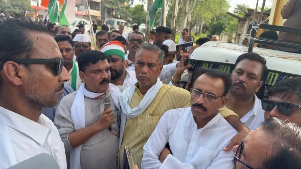 जिला कांग्रेस कमेटी पन्ना के तत्वावधान में मुख्य निर्वाचन अधिकारी ज्ञानेश कुमार के इस्तीफे की मांग को लेकर पन्ना कलेक्ट्रेट का घेराव।