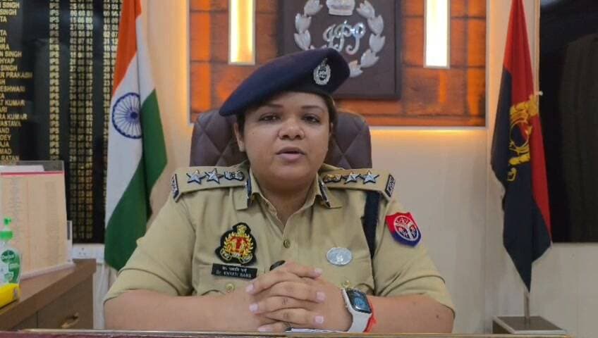 *थाना मैगलगंज से सम्बन्धित प्रकरण मे वरिष्ठ पुलिस अधीक्षक खीरी, डॉ0 ख्याति गर्ग द्वारा दी गई बाइट
#highlightseveryone #paliakalankheri #नीमगाँव #viralvideochallenge #LakhimpurKheri