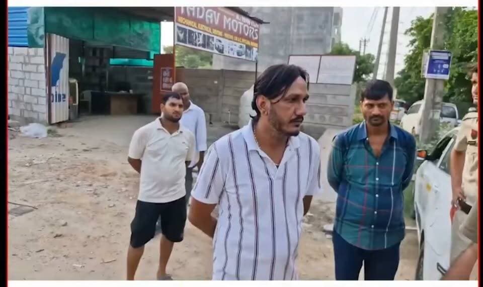 गुरुग्राम में कार्रवाई के दौरान R.S. Batth एक ऐसी जगह पहुंचे, जहां डेंटिंग-पेंटिंग समेत कमर्शियल गतिविधि की परमिशन को लेकर सवाल उठे। R.S. Batth ने पूछा कि जब ऐसी गतिविधि की परमिशन का प्रावधान नहीं है, तो काम यहां कैसे चल रहा है? बातचीत के दौरान उन्होंने कहा—“झूठ बोल रहे हो आप।” इसके बाद दूसरी जगह की तरफ इशारा करके पूछा—“ये वाला क्यों है?” जवाब मिला—“परमिशन लेकर आया है।” । #Gurugram #Gurgaon #RSBatth #Gurugram
