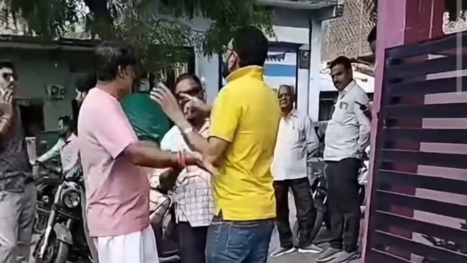 “ये सरपंच चोर है… ये सरपंच चोर है!” कहते शख्स का वीडियो सोशल मीडिया पर वायरल। मंदसौर जिले का बताया जा रहा यह वीडियो चर्चा में है। आखिर क्या है पूरा मामला और वीडियो में लगाए जा रहे आरोपों की सच्चाई क्या है?
#मंदसौर #वायरलवीडियो #सरपंच