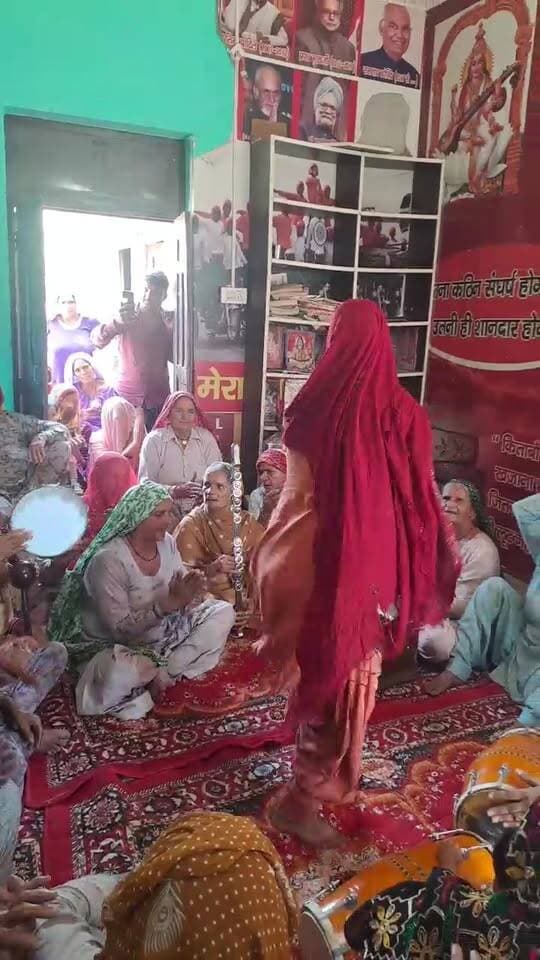 सेवा संकल्प अभियान के तहत हरियाणा के लोन गाँव में स्थानीय ग्रामीण महिलाओ के मध्य..