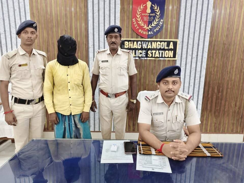 তাজা সকেট বোমা সহ গ্রেফতার এক ভগবানগোলা থানার পুলিশের হাতে