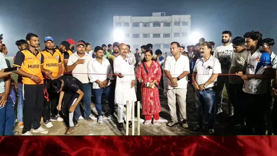 बेलो प्रीमियर लीग नाइट क्रिकेट टूर्नामेंट के क्वॉर्टर मैच का उद्घाटन वर्षा हॉस्पिटल के संस्थापक डॉ अंजना यादव के द्वारा किया गया