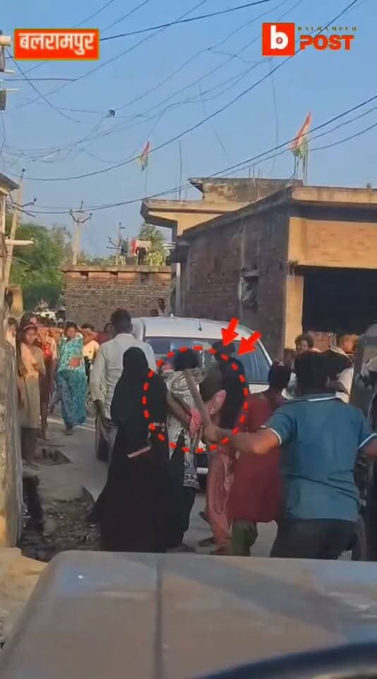 पचपेड़वा थाना क्षेत्र में मामूली बात पर विवाद, टेंपो चालक ने बाइक सवार पर किया हमला, घटना का वीडियो फेसबुक पर वायरल
सड़क किनारे भरे पानी को लेकर बाइक सवार ने टेंपो चालक से संभलकर चलने की बात कही। कहासुनी के बाद विवाद हाथापाई तक पहुंच गया। आरोप है कि टेंपो चालक ने बाइक सवार पर हमला कर दिया।
घटना का वीडियो फेसबुक पर वायरल है।