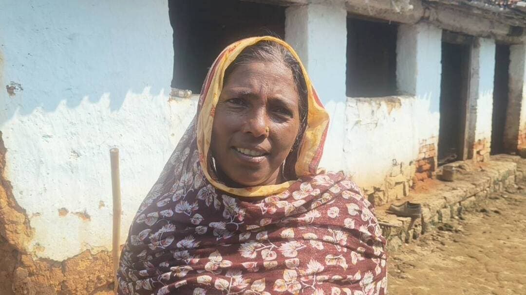 कुजरा गांव में बाढ़ आने की सूचना के बाद कई गांव के लोग के गोहर में दरवाजा तक नहीं है वह डरे हुए हैं