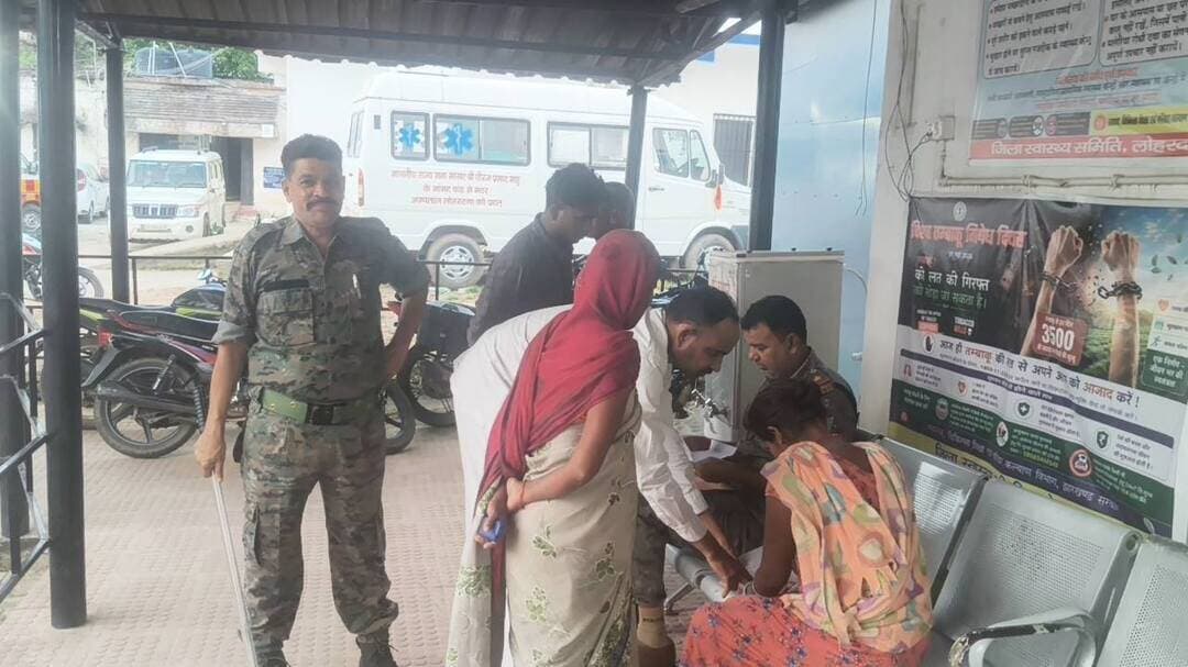 लोहरदगा चंदवा मुख्यसड़क हेसल पास अज्ञात वहान की टक्कर से अज्ञात युवक की मौ*त हुई थी। जिसकी की पहचान हुई है युवक का जब 3 महीना का बच्चा था तब पत्नी छोड़कर चली गई तब से उदास रहा करता था युवक । पोस्ट*मार्टम के समय का यह तस्वीर है।
पूरा खबर कमेंट बॉक्स में