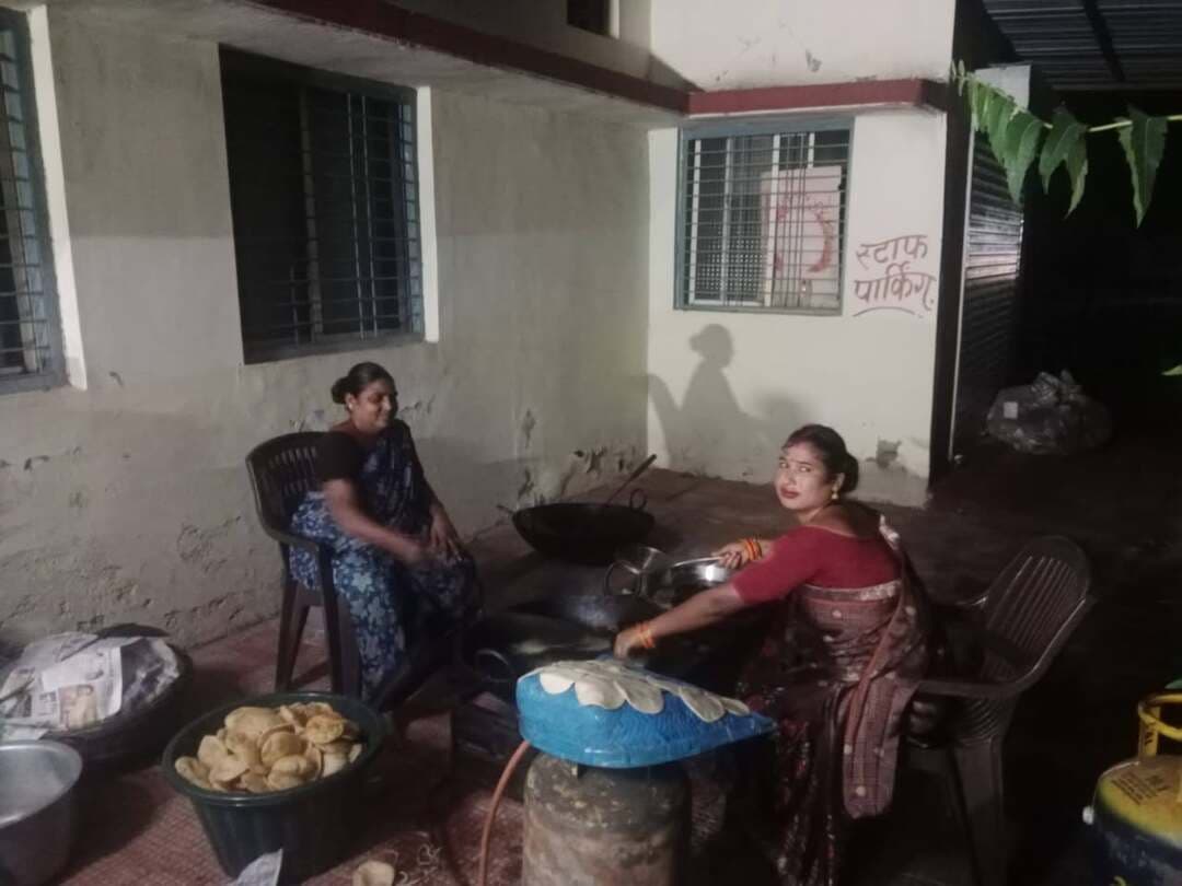 सफलता की कहानी
===
दीदी कैफे से आत्मनिर्भरता की नई इबारत लिख रहीं स्व-सहायता समूह की महिलाएं
==
जय मां काली स्व-सहायता समूह की महिलाओं ने मेहनत और लगन से बनाया रोजगार का सफल मॉडल
===
मध्यप्रदेश राज्य ग्रामीण आजीविका मिशन के सहयोग से ग्रामीण क्षेत्र की महिलाएं स्वरोजगार से जुड़कर आत्मनिर्भरता की नई मिसाल कायम कर रही हैं। जबेरा में जय मां काली स्व-सहायता समूह की महिलाओं द्वारा संचालित दीदी कैफे महिलाओं के आत्मविश्वास, मेहनत और स्वावलंबन का उदाहरण बनकर उभरा है।
आजीविका मिशन परिसर जबेरा में संचालित दीदी कैफे में चाय, नाश्ता, भोजन सहित विभिन्न खाद्य सामग्री तैयार की जाती है। ग्राहक की मांग और मौसम के अनुसार विभिन्न पकवान एवं नाश्ते की वैरायटी तैयार करने से कैफे को लोगों का अच्छा प्रतिसाद मिल रहा है। सामग्री की खरीदारी से लेकर भोजन तैयार करने, ग्राहकों को सर्विस देने तथा काउंटर के हिसाब-किताब तक का कार्य समूह की महिलाएं स्वयं संभाल रही हैं।
स्वरोजगार से बदली महिलाओं की जिंदगी
दीदी कैफे की संचालक सविता रैकवार एवं कृष्णा रैकवार ने बताया कि समूह से जुड़ने और ऋण लेकर व्यवसाय शुरू करने के बाद उनके परिवार की आर्थिक स्थिति में सुधार आया है। अब वे बच्चों की पढ़ाई सहित परिवार की आवश्यकताओं को बेहतर ढंग से पूरा करने में सक्षम हैं। महिलाओं का कहना है कि दीदी कैफे उनके लिए केवल रोजगार का साधन नहीं, बल्कि आत्मसम्मान और समाज में नई पहचान का माध्यम भी बन गया है।
मेहनत और लगन से बनी आत्मनिर्भरता की पहचान
आजीविका मिशन के सहायक ब्लॉक प्रबंधक अजय शुक्ला ने बताया कि शासन की मंशा के अनुरूप कमजोर आर्थिक स्थिति वाले परिवारों की महिलाओं को स्वरोजगार से जोड़कर आत्मनिर्भर बनाने के उद्देश्य से दीदी कैफे की शुरुआत की गई है। समूह की महिलाओं ने मेहनत, लगन और समर्पण से कैफे को सफल बनाया है। उन्होंने बताया कि महिलाओं द्वारा संचालित दीदी कैफे को सहयोग प्रदान करने के लिए पूर्व में तत्कालीन एसडीएम सौरभ गंधर्व द्वारा विभिन्न विभागों को पत्र के माध्यम से निर्देश भी दिए गए थे।
दीदी कैफे के संचालन में आजीविका मिशन जबेरा के अजय शुक्ला, दीपक सोनी सहित स्टाफ का सहयोग मिल रहा है। समूह की महिलाओं का यह प्रयास “सशक्त नारी, सशक्त समाज” की भावना को सार्थक करते हुए ग्रामीण महिलाओं के लिए स्वरोजगार और आत्मनिर्भरता की प्रेरणादायी मिसाल प्रस्तुत कर रहा है।