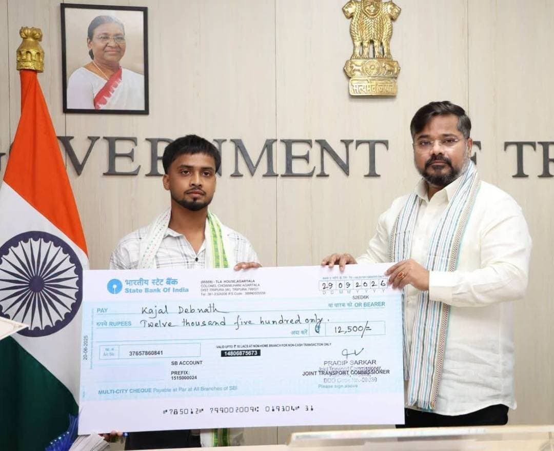 দুর্ঘটনাগ্রস্তদের জীবন বাঁচিয়ে ‘রাহবীর’ সম্মাননা পেলেন ৮ জন
সড়ক দুর্ঘটনায় আহতদের দ্রুত হাসপাতালে পৌঁছে দিয়ে জীবন রক্ষায় গুরুত্বপূর্ণ ভূমিকা রাখার জন্য রাজ্যের ৮ জন ‘রাহবীর’ বা ‘গুড সামারিটান’-কে সম্মাননা জানানো হয়েছে। সচিবালয়ের ১ নম্বর কনফারেন্স হলে আয়োজিত অনুষ্ঠানে প্রত্যেকের হাতে তুলে দেওয়া হয় ২৫ হাজার টাকা পুরস্কার ও শংসাপত্র।
সম্মাননাপ্রাপ্তদের মধ্যে গোমতী জেলার কাজল দেবনাথ ও প্রসেনজিৎ ভৌমিক (যুগ্মভাবে), অশেষ দাস, খুরশিদ মিয়া ও অজিত দাস; ধলাই জেলার সত্যজিৎ কুমার শীল ও সত্যরঞ্জন দেবনাথ এবং ঊনকোটি জেলার লতিকা সিনহা রয়েছেন।
দুর্ঘটনার পর আহত মানুষের পাশে দাঁড়িয়ে দ্রুত হাসপাতালে পৌঁছে দেওয়ার এই উদ্যোগকে মানবিকতার উজ্জ্বল দৃষ্টান্ত হিসেবে তুলে ধরা হয়।
#রাহবীর #GoodSamaritan #RoadSafety #Tripura