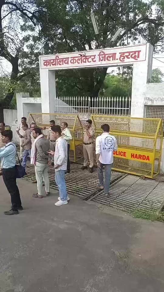 ज्ञानेश कुमार के इस्तीफा मागने कांग्रेस ने कलेक्टर कार्यालय तक निकाली पद यात्रा #मध्यप्रदेश❣️ #shortvideofbreels #reel #MadhyaPradesh #viralvideos #viralrëëls #हरदा_मध्यप्रदेश #hårda #teachers #shortvideoviralreels #hårdaklappar #HARDA #हरदा_मध्यप्रदेश❣️ #virałreels #shortshorts #viralreels #madhyapradesh #shortvideo