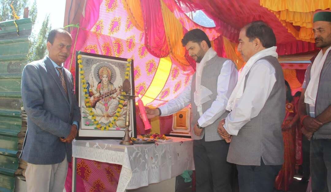 ईएमआरएस किलाड़ में तीसरी हिमाचल प्रदेश राज्य स्तरीय खेलकूद प्रतियोगिता का समापन
पांगी, भरमौर, लाहौल और निचार की टीमों ने लिया भाग; उत्कृष्ट खिलाड़ियों को किया सम्मानित
पांगी, 30 सितंबर 2026।
जनजातीय क्षेत्र पांगी के एकलव्य आदर्श आवासीय विद्यालय (ईएमआरएस) किलाड़ में आयोजित तीसरी हिमाचल प्रदेश ईएमआरएस राज्य स्तरीय खेलकूद प्रतियोगिता का बुधवार को समापन हुआ। समापन समारोह में आवासीय आयुक्त एवं एसडीएम पांगी अमनदीप सिंह ने मुख्य अतिथि के रूप में शिरकत की।
राज्य स्तरीय प्रतियोगिता में हिमाचल प्रदेश के चार एकलव्य आदर्श आवासीय विद्यालयों—पांगी, भरमौर, लाहौल और निचार (किन्नौर)—की टीमों ने विभिन्न खेल प्रतियोगिताओं में भाग लिया। प्रतियोगिता के दौरान विद्यार्थियों ने खेल भावना, अनुशासन और उत्कृष्ट प्रदर्शन का परिचय दिया।
खेलों से विकसित होती है नेतृत्व क्षमता और आत्मविश्वास
समापन समारोह को संबोधित करते हुए आवासीय आयुक्त एवं एसडीएम पांगी अमनदीप सिंह ने कहा कि खेल विद्यार्थियों के शारीरिक एवं मानसिक विकास में महत्वपूर्ण भूमिका निभाते हैं। खेलों के माध्यम से विद्यार्थियों में अनुशासन, नेतृत्व क्षमता, टीम भावना और आत्मविश्वास का विकास होता है।
उन्होंने विद्यार्थियों से शिक्षा के साथ-साथ खेलकूद गतिविधियों में भी बढ़-चढ़कर भाग लेने का आह्वान किया। उन्होंने कहा कि राज्य स्तरीय प्रतियोगिताएं विद्यार्थियों को अपनी प्रतिभा प्रदर्शित करने के साथ-साथ प्रदेश के विभिन्न क्षेत्रों से आए खिलाड़ियों के साथ अनुभव साझा करने का अवसर प्रदान करती हैं।
अमनदीप सिंह ने प्रतियोगिता में भाग लेने वाले सभी खिलाड़ियों को शुभकामनाएं देते हुए उनके उज्ज्वल भविष्य की कामना की।
उत्कृष्ट प्रदर्शन करने वाले खिलाड़ी सम्मानित
समापन समारोह के दौरान विभिन्न खेल प्रतियोगिताओं में उत्कृष्ट प्रदर्शन करने वाले खिलाड़ियों एवं टीमों को पुरस्कार प्रदान कर सम्मानित किया गया। इस अवसर पर निदेशक, अनुसूचित जनजाति विभाग हिमाचल प्रदेश वीर सिंह राणा, प्रधानाचार्य देश राज शर्मा, देवी सिंह, विद्यालय के शिक्षक एवं कर्मचारी, प्रतिभागी विद्यार्थी तथा अन्य गणमान्य लोग उपस्थित रहे।