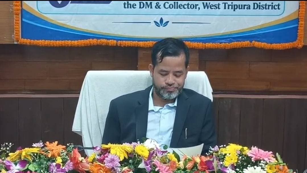পশ্চিম ত্রিপুরা জেলা পরিষদের উদ্যোগে সাধারণ সভা অনুষ্ঠিত
পশ্চিম ত্রিপুরা জেলা পরিষদের উদ্যোগে জেলা শাসকের কনফারেন্স হলে অনুষ্ঠিত হয় সাধারণ সভা। সভায় রাজ্য সরকারের বিভিন্ন উন্নয়নমূলক প্রকল্প ও তার বাস্তবায়ন নিয়ে আলোচনা করা হয়। মন্ত্রী শুক্লাচরণ নোয়াতিয়া জানান, জেলার উন্নয়নে সরকারি প্রকল্পগুলোর অগ্রগতি ও বাস্তবায়ন নিয়ে গুরুত্ব সহকারে আলোচনা করা হবে। সভায় উপস্থিত ছিলেন পশ্চিম ত্রিপুরার জেলাশাসক ড. বিশাল কুমার, জেলা পরিষদের সভাধিপতি বিশ্বজিৎ শীলসহ অন্যান্য আধিকারিক ও প্রতিনিধিরা।