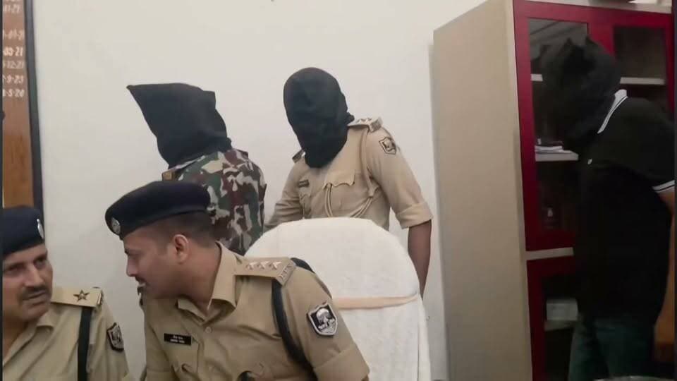 बिहार के रोहतास में पांच नकली पुलिस वाले गिरफ्तार रात में ट्रक वालों से लेते थे पैसा