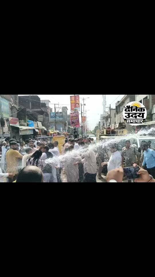 भिंड में कांग्रेस के आंदोलन को रोकने के लिए पुलिस ने दमनकारी नित अपनी छोड़ें आंसू गोले, पानी की बौछारों से किया तर्वत्तर #viralreelsシ #भिंडन्यूज़ #BhindNews #भिंड #breakingnewstoday #BreakingNews #bhind #viralpost