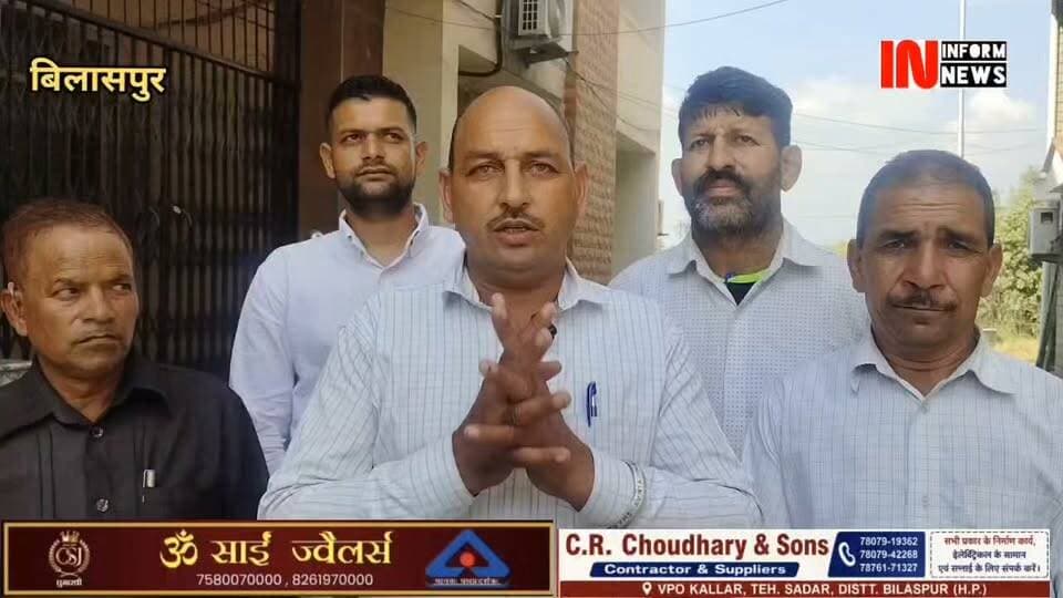 जिले की पंचायतों में कर्मचारियों की कमी के कारण विकास कार्य प्रभावित हो रहे हैं। पंचायत प्रतिनिधियों का कहना है कि स्टाफ की कमी के चलते कई कार्य समय पर पूरे नहीं हो पा रहे हैं, जिससे पंचायतों का बजट खर्च न होने के कारण वापस जा रहा है और आम लोगों को परेशानियों का सामना करना पड़ रहा है : कपाहड़ा पंचायत के प्रधान विनय कुमार #प्रधान #विनय #कुमारसारु