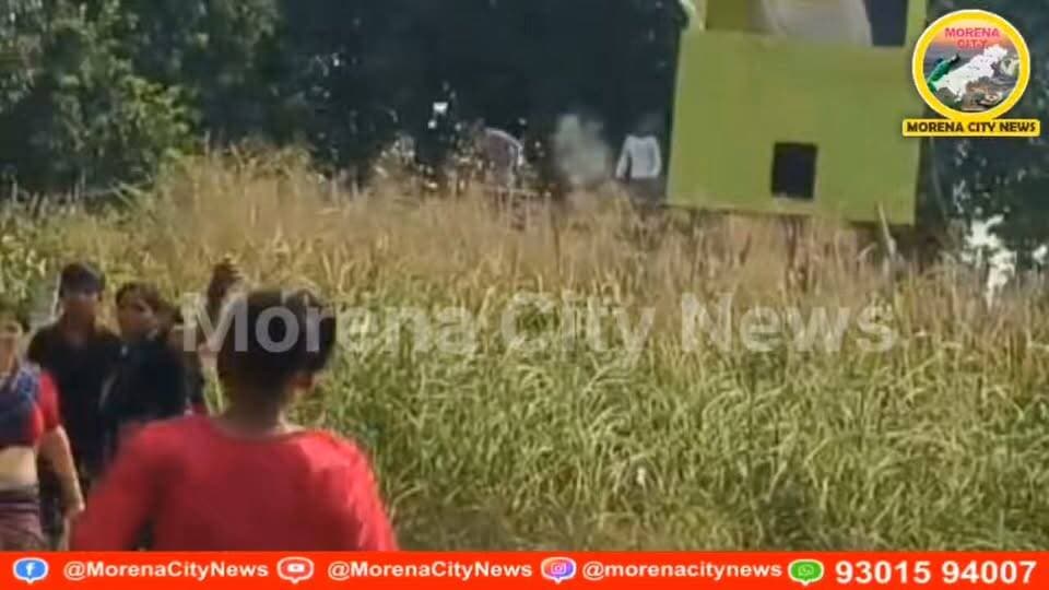मुरैना में जमीन की मेड पर विवाद के बाद फा.यरिंग-पथराव, 3 घायल, VIDEO आया सामने
मुरैना। पोरसा थाना क्षेत्र के ग्राम बड़ी की जोटई में जमीन की मेड पर लकड़ी गाड़ने को लेकर दो पक्षों में विवाद हो गया। विवाद के दौरान मा.रपीट, प.थराव और फा.यरिंग हुई, जिसमें अंशुल तोमर, सीता देवी और धर्मेंद्र सिंह घायल हो गए। अंशुल के हाथ में गो.ली लगने की बात सामने आई है। घायलों को पोरसा अस्पताल में भर्ती कराया गया है।
घायल पक्ष ने रामपाल सिंह, बादल सिंह, रोहित सिंह और कुलदीप सिंह पर मा.रपीट और कट्टे से फा.यरिंग करने का आरोप लगाया है। घटना का वीडियो भी सामने आया है। पोरसा थाना प्रभारी जयदीप भदौरिया के अनुसार, पुलिस ने मामला दर्ज कर कुछ लोगों को राउंडअप किया है। वहीं एडिशनल एसपी सुरेंद्र पाल सिंह ने बताया कि घायलों की चोटों की वास्तविक स्थिति मेडिकल रिपोर्ट से स्पष्ट होगी।
#morena #पोरसा #मुरैना