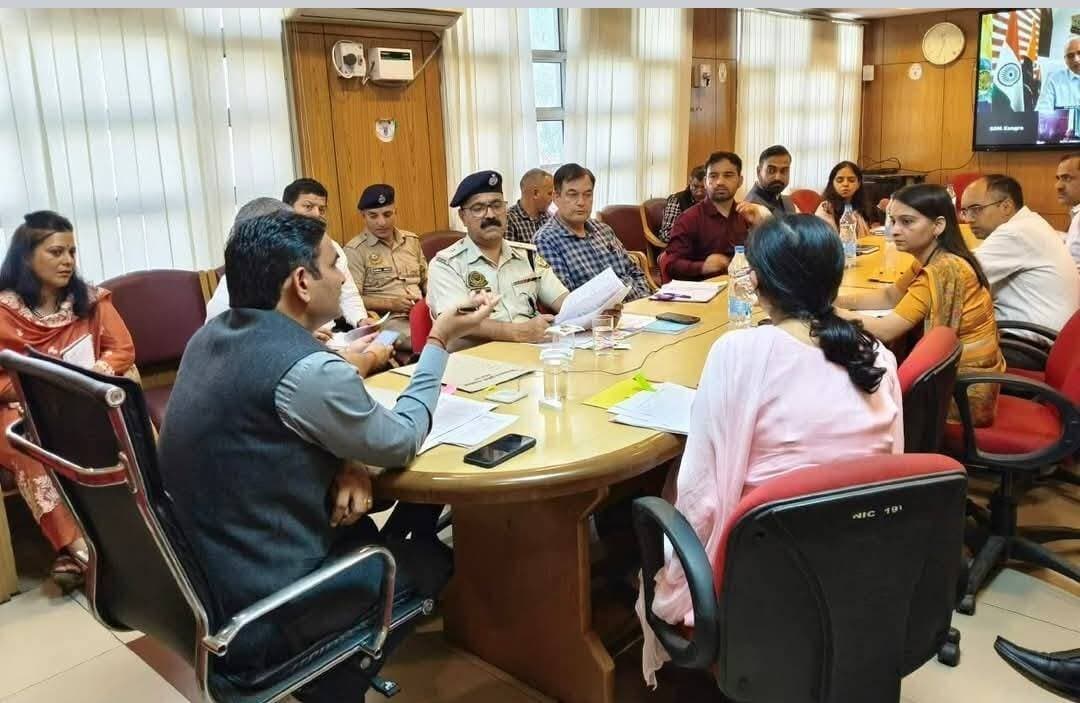 कांगड़ा: नशा कारोबारियों पर होगी कड़ी कार्रवाई, नूरपुर में 29.96 करोड़ की संपत्ति जब्त
उपायुक्त हेमराज बैरवा ने नशे के कारोबारियों के खिलाफ जीरो टॉलरेंस की नीति अपनाने के निर्देश दिए हैं। नूरपुर में अब तक 17 मामलों में 29.96 करोड़ रुपये की संपत्ति जब्त की जा चुकी है। वहीं, जिले में NDPS एक्ट के तहत 5.46 करोड़ रुपये की राशि वसूल की गई है। उपायुक्त ने नशे के कारोबार से अर्जित संपत्तियों को जब्त करने और जागरूकता अभियान तेज करने के भी निर्देश दिए हैं।
#Kangra #Dharamshala #AntiChittaCampaign #DrugFreeHimachal #HemrajBairwa #Nurpur #चिट्टा_मुक्त_हिमाचल #नशा_मुक्त_हिमाचल #HimachalNews #चंबा_एक्सप्रेस
