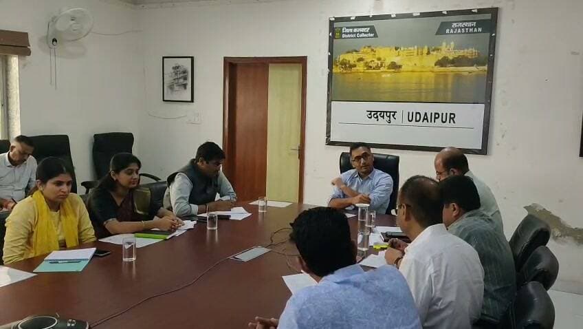 उदयपुर ब्रेकिंग
राजस्व अधिकारियों की बैठक
जिला कलेक्टर गौरव अग्रवाल की अध्यक्षता में कलेक्ट्रेट मिनी सभागार में आयोजित हुई बैठक
राजस्व प्रकरणों की प्रगति की हुई समीक्षा
गिरदावर सर्कल स्तर पर आयोजित जन सेवा शिविरों की प्रगति की भी समीक्षा, लंबित प्रकरणों को शत प्रतिशत निस्तारित करने की हिदायत
फसल गिरदावरी की भी ली जानकारी, पूर्ण करने के दिए निर्देश
उपखण्ड अधिकारी-तहसीलदारों को नव गठित पंचायतों के मतदान केंद्रों का संयुक्त निरीक्षण करने, केंद्र तक पहुंच मार्ग, अस्थायी स्ट्रांग रूम सहित अन्य व्यवस्थाएं सुनिश्चित करने के निर्देश
अवैध खनन निगरानी समिति की भी बैठक
जिले में अवैध खनन को रोकने के लिए सतत् कार्यवाही करने के निर्देश
बैठक में एडीएम प्रशासन दीपेंद्र सिंह राठौड़, एडीएम सिटी जितेंद्र ओझा, यूडीए सचिव राजपाल सिंह आदि उपस्थित रहे
जिले के सभी उपखंड अधिकारी, तहसीलदार वीसी के माध्यम से जुड़े
#udaipur #viralpost #nonfollowers #DMMeeting