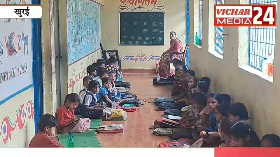 स्कूल में जगह कम पड़ी तो पंचायत भवन पहुंच गई कक्षाएं... आखिर क्यों? #khurainews #khuraimadhyapradesh #schools #students #chatra