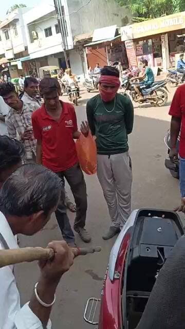 चलती बाइक में निकला सांप, चौराहे पर मचा हड़कंप