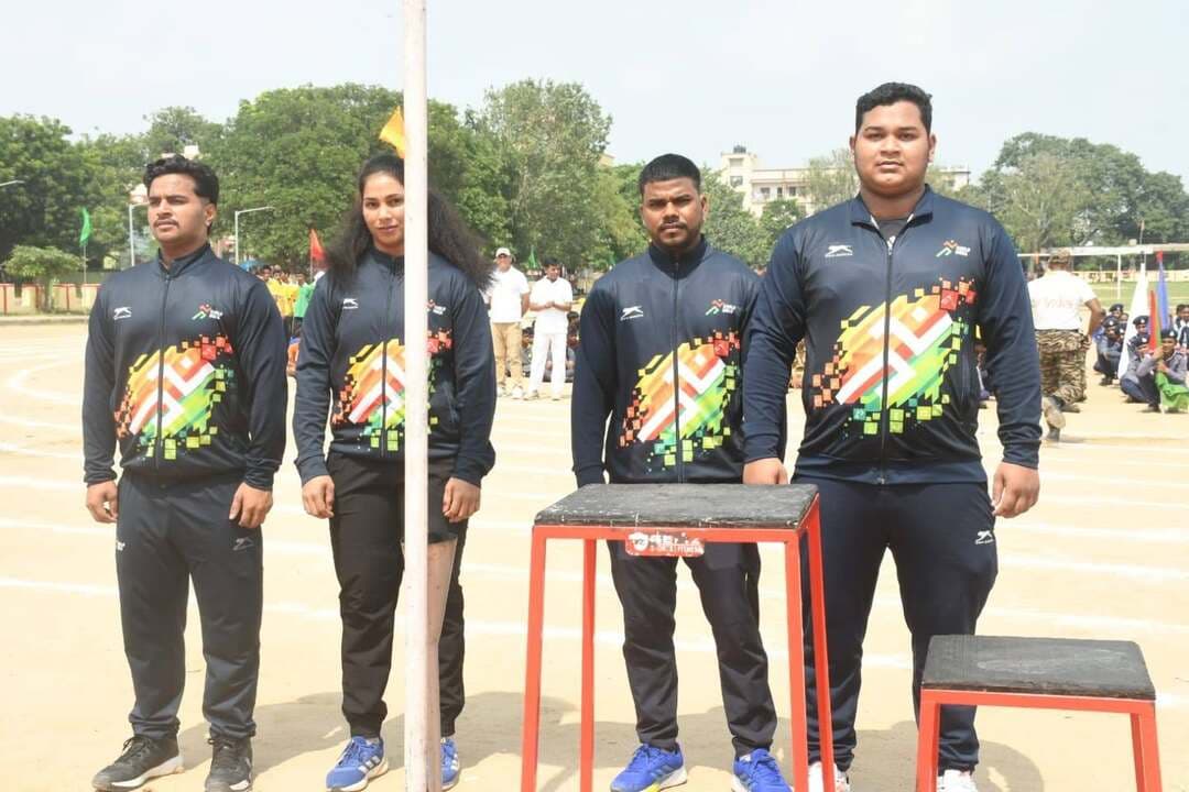 चार दिवसीय जिला स्तरीय विद्यालय खेल प्रतियोगिता शुरू, मैदान में दिखा खिलाड़ियों का उत्साह
जिला स्तरीय विद्यालय खेल प्रतियोगिता का शुभारंभ
जहानाबाद : जिला स्तरीय विद्यालय खेल प्रतियोगिता-2026 का बुधवार को गांधी मैदान में शुभारंभ हुआ। जिला पदाधिकारी छिरिङ वाई भूटिया ने दीप प्रज्ज्वलित कर चार दिवसीय प्रतियोगिता का उद्घाटन किया। प्रतियोगिता में जिले के विभिन्न विद्यालयों से पहुंचे अंडर-14, अंडर-17 और अंडर-19 आयु वर्ग के बालक-बालिकाएं विभिन्न खेल स्पर्धाओं में अपनी प्रतिभा का प्रदर्शन कर रहे हैं। खिलाड़ियों में प्रतियोगिता को लेकर खासा उत्साह दिखा।
जिला पदाधिकारी ने खिलाड़ियों का उत्साहवर्धन करते हुए कहा कि खेल विद्यार्थियों के शारीरिक और मानसिक विकास का महत्वपूर्ण माध्यम है। खेल के माध्यम से अनुशासन, आत्मविश्वास, नेतृत्व क्षमता, आपसी समन्वय और टीम भावना विकसित होती है। उन्होंने खिलाड़ियों से जीत-हार की चिंता किए बिना पूरी लगन, अनुशासन और खेल भावना के साथ प्रतियोगिता में भाग लेने की अपील की।
प्रतियोगिता का आयोजन 30 सितंबर से तीन अक्टूबर तक किया जा रहा है। इस दौरान एथलेटिक्स, फुटबॉल, वॉलीबॉल, कबड्डी, बैडमिंटन, कुश्ती, शतरंज, योग, क्रिकेट, कराटे, रग्बी, खो-खो, टेबल टेनिस, तीरंदाजी, तलवारबाजी और भारोत्तोलन समेत विभिन्न खेलों की स्पर्धाएं होंगी।
खेल प्रतियोगिताओं का आयोजन गांधी मैदान, इंडोर बैडमिंटन स्टेडियम, गांधी स्मारक इंटर विद्यालय तथा खेल भवन-सह-व्यायामशाला सहित निर्धारित खेल स्थलों पर किया जा रहा है। प्रतियोगिता के सफल संचालन के लिए संबंधित पदाधिकारियों और कर्मियों को जिम्मेदारी सौंपी गई है।
जिला पदाधिकारी ने कहा कि विद्यालय स्तर पर छिपी खेल प्रतिभाओं की पहचान कर उन्हें आगे बढ़ने का अवसर देना प्रतियोगिता का प्रमुख उद्देश्य है। चार दिवसीय प्रतियोगिता में उत्कृष्ट प्रदर्शन करने वाले खिलाड़ियों का निर्धारित प्रक्रिया के तहत चयन किया जाएगा। इससे जिले की उभरती खेल प्रतिभाओं को आगे की प्रतियोगिताओं के लिए तैयारी का अवसर मिलेगा।
उद्घाटन समारोह में विभिन्न विभागों के पदाधिकारी, शिक्षक-शिक्षिकाएं, प्रशिक्षक, खेल पदाधिकारी और बड़ी संख्या में प्रतिभागी छात्र-छात्राएं उपस्थित रहे।