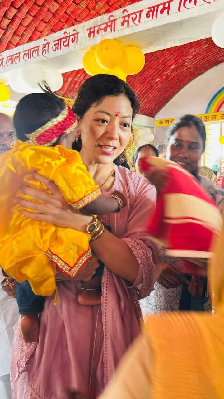 आंगनवाड़ी केंद्र में ‘आंगन का मिलन’, बच्चों ने दिखाई प्रतिभा
जहानाबाद : मखदुमपुर प्रखंड के धरनई हरिजन टोला स्थित आंगनवाड़ी केंद्र संख्या-215 में बुधवार को ‘आंगन का मिलन’ कार्यक्रम आयोजित किया गया। कार्यक्रम में विधान परिषद सदस्य अनिल कुमार, विधायक सुबेदार दास, जिला पदाधिकारी छिरिङ वाई भूटिया और जिला अध्यक्ष धीरज कुमार शामिल हुए। अतिथियों ने दीप प्रज्ज्वलित कर कार्यक्रम का शुभारंभ किया। बच्चों ने स्वागत गीत और कविता प्रस्तुत कर सभी का मन मोह लिया।
कार्यक्रम के दौरान बच्चों के स्कूल-पूर्व शिक्षा, पोषण और सर्वांगीण विकास में आंगनवाड़ी केंद्रों की भूमिका पर जोर दिया गया। अनिल कुमार ने कहा कि बच्चों के प्रारंभिक विकास और उन्हें आगे की शिक्षा के लिए तैयार करने में आंगनवाड़ी केंद्र महत्वपूर्ण भूमिका निभाते हैं। सुबेदार दास ने कहा कि खेल और विभिन्न गतिविधियों के माध्यम से बच्चों में सीखने, प्रतिभा प्रदर्शित करने और समूह में सहभागिता की क्षमता विकसित होती है।
इस दौरान बच्चों के लिए ECCE आधारित सहज संवाद, कहानी-कविता, समूह खेल, मिलान एवं पहचान और भाषा-विकास जैसी गतिविधियां कराई गईं। बच्चों ने उत्साह के साथ इनमें भाग लिया।
सेविका-सहायिका द्वारा स्थानीय एवं पौष्टिक खाद्य पदार्थों से तैयार पोषण टेबल का अतिथियों ने अवलोकन किया। माताओं को बच्चों के ऊपरी आहार, संतुलित भोजन और उचित पोषण की जानकारी दी गई। केंद्र पर गोदभराई और अन्नप्राशन की गतिविधियां भी आयोजित हुईं।
‘हमारी आंगनवाड़ी, हमारी जिम्मेदारी’ थीम के तहत अतिथियों ने बच्चों के साथ केक काटा। इसके बाद बच्चों के बीच फल, मिठाई और शैक्षणिक खिलौने वितरित किए गए। केंद्र की सेविका, सहायिका और आशा कार्यकर्ता को बेहतर सेवाओं के लिए सम्मान-पत्र एवं आभार-पत्र देकर सम्मानित किया गया।
कार्यक्रम में जिला कार्यक्रम पदाधिकारी, आईसीडीएस, बाल विकास परियोजना पदाधिकारी, महिला पर्यवेक्षिकाएं, आंगनवाड़ी सेविका-सहायिकाएं, आशा कार्यकर्ता, माताएं, अभिभावक और बच्चे उपस्थित रहे।