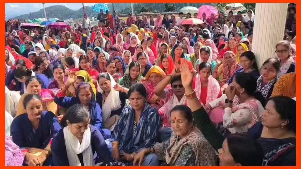 #वेतन बढ़ाने आदि कई #मांगों को लेकर #आंगनबाड़ी कार्यकर्ताओं ने #जिलाधिकारी कार्यालय #नई टिहरी में इस तरह दिया धरना और किया प्रदर्शन। #कहा- कि #प्रदेश सरकार जल्द से जल्द उनकी समस्याएं हल करने की कार्यवाई करे।