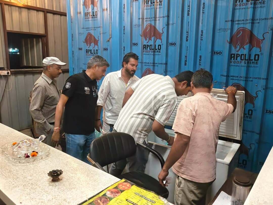 अवैध शराब बिक्री के संबंध में जांच की गई
कलेक्टर श्री दिव्यांक सिंह के निर्देशन में मंदसौर शहर में चार स्थानों ( किराना दुकानों, ढाबों आदि) पर अवैध शराब बिक्री के संबंध में जांच की गई। जिसमें 1 स्थान पर अवैध शराब विक्रय पाए जाने पर आबकारी अधिनियम के तहत विधिवत कार्रवाई की गई।
एसडीएम श्री शुभम पाटीदार ने बताया कि मंदसौर शहर में धार्मिक नगरी होने से शराब की बिक्री पूर्णत: प्रतिबंधित है। इसके बावजूद शहर में शराब बेचने की सूचना प्राप्त होने पर उक्त कार्रवाई को अंजाम दिया गया। शहर में नई आबकारी नीति के तहत किसी भी तरह की अनियमितता पाई जाने पर कठोर कार्रवाई की जाएगी।
#मंदसौर
#Mandsaur