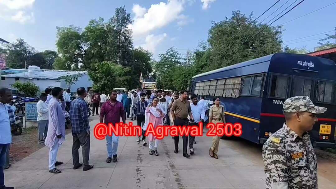 🚜 सैकड़ों ट्रैक्टरों के साथ बैतूल में किसानों का बड़ा शक्ति प्रदर्शन!
सैकड़ों ट्रैक्टरों के साथ कांग्रेस का प्रदर्शन, किसानों ने घेरा कलेक्ट्रेट; ज्ञानेश कुमार का पुतले को दी क्रेन की सहायता से फांसी बाद किया दाह-संस्कार इस दौरान वाटर कैनन से मचा हड़कंप
ट्रैक्टरों का काफिला, सड़कों पर उतरे सैकड़ों किसान और लल्ली चौक पर बवाल! बैतूल में कांग्रेस का बड़ा किसान आंदोलन
किसानों और मजदूरों की समस्याओं को लेकर कांग्रेस का किसान न्याय आंदोलन। सैकड़ों ट्रैक्टरों के काफिले के साथ किसान और कांग्रेस कार्यकर्ता शहर की सड़कों पर उतरे और कलेक्ट्रेट का घेराव किया।
लल्ली चौक पर प्रदर्शन के दौरान मुख्य चुनाव आयुक्त ज्ञानेश कुमार के नाम का पुतला फांसी पर लटकाकर दाह संस्कार किया गया। पुतले को बचाने के लिए पुलिस ने वाटर कैनन का इस्तेमाल किया, जिसके बाद कुछ देर के लिए मौके पर अफरातफरी का माहौल बन गया।
देखिए बैतूल के इस बड़े किसान आंदोलन की पूरी तस्वीर… 🚜📢
#बैतूल #Betul #BetulNews #किसानआंदोलन #KisanAndolan #किसानन्यायआंदोलन #कांग्रेस #Congress #किसान #Farmers #ट्रैक्टर #TractorRally #कलेक्ट्रेटघेराव #वाटरकैनन #LalliChowk #MadhyaPradesh #MPNews #BetulNews #BreakingNews #LatestNews #ViralNews #NewsUpdate #nilaydaga
#Betul #बैतूल #MadhyaPradesh #मध्यप्रदेश #KisanNyay #किसानन्याय #KisanAndolan #किसानआंदोलन #Farmers #किसान #NilayDaga #निलयडागा #Congress #कांग्रेस #IndianNationalCongress #INC #RahulGandhi #PriyankaGandhi #MallikarjunKharge #BJP #भाजपा #BharatiyaJanataParty #BJP4MP #MadhyaPradeshCongress #MPPolitics #MPNews #BetulNews #BetulPolitics #किसान #अन्नदाता #KisanKiAwaaz #KisanAdhikar #किसानअधिकार #PoliticalNews #LatestNews #BreakingNews #ViralNews #ViralPost #Trending #NewsUpdate
