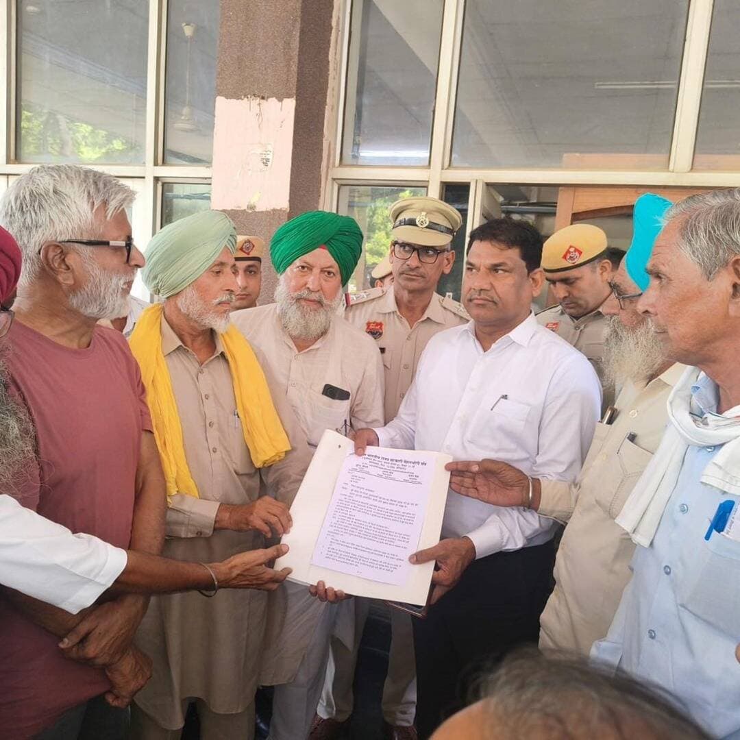 24 घंटे के पड़ाव के दूसरे दिन पेंशनरों का जोरदार प्रदर्शन, मांगों को लेकर एसडीएम को सौंपा ज्ञापन
फतेहाबाद, 30 सितंबर।
आठवें वेतन आयोग का लाभ सभी सेवानिवृत्त कर्मचारी पर लागू करने सहित अन्य मांगों को लेकर रिटायर्ड कर्मचारियों द्वारा अखिल भारतीय राज्य सरकारी पेंशनर्स फेडरेशन के आह्वान पर उपायुक्त कार्यालय फतेहाबाद पर शुरू हुआ 24 घंटे का पड़ाव बुधवार को प्रदर्शन और ज्ञापन सौंपने के साथ संपन्न हो गया। पड़ाव के दूसरे दिन भारी संख्या में जुटे सेवानिवृत्त कर्मचारियों ने अपनी मांगों को लेकर सरकार के खिलाफ नारेबाजी की और प्रदर्शन करते हुए एसडीएम को अपना मांग पत्र सौंपा।
रिटायर्ड कर्मचारी संघ फतेहाबाद के जिला प्रधान भोला सिंह, कोषाध्यक्ष रघुनाथ मेहता और जिला सचिव बेगराज के नेतृत्व में आयोजित इस प्रदर्शन के दौरान वक्ताओं ने केंद्र व राज्य सरकार की नीतियों पर जमकर भड़ास निकाली। संघ के पदाधिकारियों ने टोहाना, जाखल, भूना, भट्टू व फतेहाबाद क्षेत्र से पहुंचे पेंशनरों को संबोधित करते हुए कहा कि आठवें वेतन आयोग के लाभों को लेकर सरकार का रवैया बेहद निराशाजनक है। जिला प्रधान भोला सिंह और जिला सचिव बेगराज ने आरोप लगाया कि 31 दिसंबर 2025 से पहले और उसके बाद सेवानिवृत्त होने वाले कर्मचारियों के बीच अंतर पैदा किया जा रहा है। वित्त विधेयक 2025 के जरिए वरिष्ठ नागरिकों के प्रति अपनाए गए रुख से देशभर के पेंशनभोगियों में गहरा असंतोष है। उन्होंने कहा कि सातवें वेतन आयोग तक पेंशनरों को स्वत: लाभ मिलता रहा है, लेकिन इतिहास में पहली बार आठवें वेतन आयोग का लाभ देने का फैसला सरकार की मर्जी पर छोड़ दिया गया है, जो पेंशनरों के अधिकारों पर सीधा हमला है।
एसडीएम को सौंपे ज्ञापन में मांग की गई है कि कोरोना काल के दौरान रोके गए 18 महीने के महंगाई भत्ते का बकाया भुगतान तुरंत जारी हो। 65 वर्ष की आयु पर 5 प्रतिशत, 70 वर्ष पर 10 प्रतिशत, 75 वर्ष पर 15 प्रतिशत और 80 वर्ष की उम्र पूरी होने पर 20 प्रतिशत अतिरिक्त पेंशन दी जाए। पेंशन की कम्यूट की गई राशि की कटौती 15 साल की बजाय 11 साल में पूरी मानकर बंद की जाए। पेंशनरों को बिना किसी कागजी अड़चन के वास्तविक कैशलेस इलाज मिले तथा गंभीर बीमारियों के इलाज के लिए सूचीबद्ध अस्पतालों में एडवांस पेमेंट की शर्त खत्म हो। फैमिली पेंशनर्स को एलटीसी का लाभ मिले और वरिष्ठ नागरिकों को रेल व हवाई यात्रा में पहले की तरह छूट तुरंत बहाल की जाए। संघ के नेताओं ने स्पष्ट चेतावनी दी कि यदि सरकार ने अब भी उनकी जायज मांगों पर ध्यान नहीं दिया, तो आने वाले दिनों में जिलेभर में व्यापक सदस्
