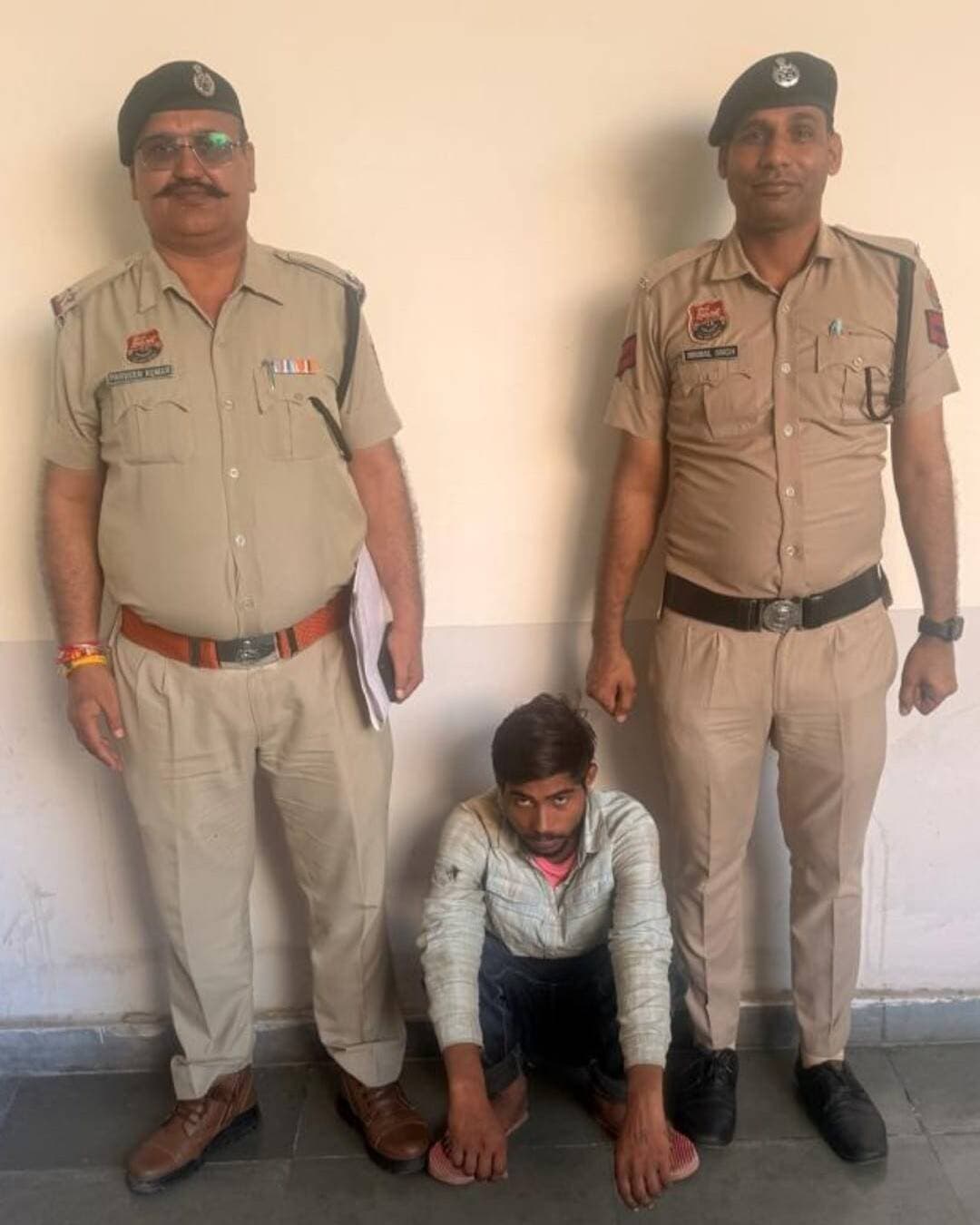 थाना प्रताप नगर पुलिस टीम ने खेतों में लगे ट्यूबवेल की तारों को चुराने के आरोप में एक और मुख्य आरोपी को किया गिरफ्तार। इस मामले में दो आरोपी पहले ही गिरफ्तार हो चुके हैं।
यमुनानगर (राष्ट्रीय कदम) ब्यूरो: पुलिस प्रवक्ता ने जानकारी देते हुए बताया कि पुलिस अधीक्षक कमलदीप गोयल के मार्गदर्शन में कार्य करते हुए थाना प्रताप नगर पुलिस टीम ने खेतों में लगे ट्यूबवेल की तारों को चुराने के आरोप में एक और मुख्य आरोपी को गिरफ्तार करने में सफलता हासिल की है। इस मामले में दो आरोपी पहले ही गिरफ्तार हो चुके हैं। आरोपी को कोर्ट में पेश कर न्यायिक हिरासत में भेज दिया।
थाना प्रबंधक रोहतास ने जानकारी देते हुए बताया कि गांव मुजाफत खुर्द गांव के सरपंच इसरार ने शिकायत दर्ज करवाई कि दिनांक 26 जून को वह अपने खेतों में गया तो उसने देखा कि उसके खेतों में लगी ट्यूबवेल की तार तथा उसके पड़ोसी किसानों के ट्यूबवेल में लगी तार को कोई चोर चुरा कर ले गया है। इस शिकायत पर मुकदमा दर्ज किया गया। आरोपियों को गिरफ्तार करने के लिए मुख्य सिपाही निर्मल के नेतृत्व में टीम का गठन किया गया। टीम ने कार्यवाही करते हुए गांव लासाबाद निवासी अमन कुमार उर्फ बोना पुत्र जसविंदर को गिरफ्तार किया। इस मामले में दो आरोपी मोहित व विनोद कुमार को पहले ही गिरफ्तार किया जा चूका है। आरोपी को कोर्ट में पेश कर न्यायिक हिरासत में भेज दिया। पुलिस मामले की गहनता से जांच कर रही है।