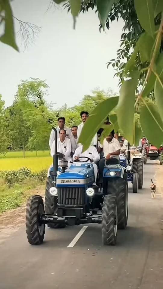 ग्राम मिल्कड़ा में गुर्जर समाज के पूर्व विधायक चौधरी अर्जुन सिंह का ग्रामीणों द्वारा गर्मजोशी से स्वागत किया गया। इस अवसर पर उन्होंने जगमाल सिंह नंबरदार जी, जरनैल सिंह जी, नरेंद्र वकील जी, अमरपाल आर्य जी, रणधीर जी, लजाराम वकील जी, संजय गुर्जर जी, भूपेंद्र गुर्जर जी सहित समस्त ग्रामवासियों का दिल से आभार व्यक्त किया।
चौधरी अर्जुन सिंह ने कहा कि—
“गांव की मिट्टी से जुड़ा अपनापन और बुजुर्गों का आशीर्वाद हमेशा नई ऊर्जा देता है। जनसेवा का रास्ता तभी मजबूत होता है, जब अपनों का साथ और विश्वास साथ हो।”
उन्होंने कहा कि क्षेत्रवासियों का स्नेह और विश्वास यूं ही बना रहे, इसी विश्वास के साथ क्षेत्र और समाज की आवाज़ को मजबूती से उठाते हुए आगे बढ़ते रहेंगे। 🤝
📍 ग्राम मिल्कड़ा
#चौधरीअर्जुनसिंह #मिल्कड़ा #गुर्जरसमाज #जनसेवा #ग्राममिल्कड़ा गुर्जर क्षेत्रकीआवाज हरियाणा राष्ट्रीयकदम
