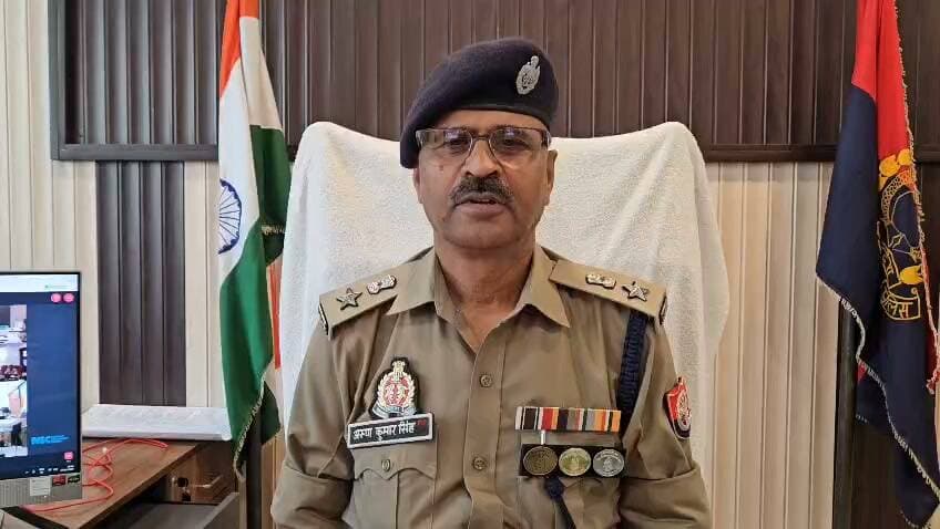 “Gen Z एवं युवा वर्ग की सुरक्षा को लेकर पुलिस की विशेष पहल — मिशन शक्ति केन्द्रों के माध्यम से बालिकाओं एवं महिलाओं को जागरूक कर सुरक्षा एवं हेल्पलाइन सेवाओं की दी जा रही जानकारी”
“उत्तर प्रदेश सरकार द्वारा समाज की सुरक्षा के लिए प्रदान किए जा रहे सुरक्षा कवच में Gen Z एवं युवा वर्ग भी शामिल है। शासन द्वारा दिए गए दिशा-निर्देशों के क्रम में चित्रकूट पुलिस द्वारा मिशन शक्ति केन्द्रों के माध्यम से बालिकाओं एवं महिलाओं को जागरूक किया जा रहा है। पुलिस टीमों द्वारा निरंतर स्कूल, कॉलेज एवं गांवों में पहुंचकर बालिकाओं एवं महिलाओं को उनकी सुरक्षा, महिला संबंधी कानूनों तथा विभिन्न हेल्पलाइन सेवाओं की जानकारी दी जा रही है, ताकि वे किसी भी विषम परिस्थिति में तत्काल पुलिस एवं संबंधित सहायता सेवाओं से संपर्क कर सकें।”
पुलिस अधीक्षक चित्रकूट अरुण कुमार सिंह का वीडियो बयान