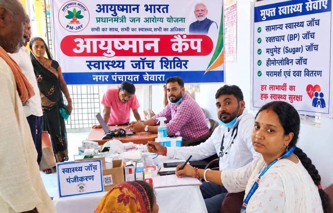 डायबिटीज, उच्च रक्तचाप, ओरल कैंसर एवं एनीमिया की जांच के साथ लोगों को मिला आवश्यक परामर्श।
स्वास्थ्य सेवाओं को आमजन के घर-द्वार तक पहुंचाने तथा गंभीर बीमारियों की समय पर पहचान और उपचार सुनिश्चित करने के उद्देश्य से शेखपुरा जिले में “जांच एवं उपचार—चिकित्सा आपके द्वार” अभियान प्रभावी रूप से संचालित किया जा रहा है। अभियान के तहत अब तक जिले में 1,26,470 लोगों की डायबिटीज, उच्च रक्तचाप (ब्लड प्रेशर), ओरल कैंसर एवं एनीमिया की स्क्रीनिंग की जा चुकी है। इस अभियान का मुख्य उद्देश्य लोगों को स्वास्थ्य जांच के लिए स्वास्थ्य संस्थानों तक आने की प्रतीक्षा करने के बजाय समुदाय के बीच पहुंचकर स्वास्थ्य सेवाओं से जोड़ना, बीमारी की शुरुआती अवस्था में पहचान करना तथा आवश्यक चिकित्सकीय परामर्श एवं उपचार उपलब्ध कराना है। इस अभियान के अंतर्गत स्वास्थ्य विभाग की टीमों द्वारा समुदाय स्तर पर लोगों को स्वास्थ्य जांच के लिए जागरूक एवं प्रेरित किया जा रहा है। जांच के दौरान डायबिटीज, ब्लड प्रेशर, ओरल कैंसर एवं एनीमिया से संबंधित संभावित मामलों की पहचान कर आवश्यकतानुसार संबंधित आयुष्मान आरोग्य मंदिर पर जांच, चिकित्सकीय परामर्श एवं आगे की स्वास्थ्य सेवाओं से जोड़ा जा रहा है। जिले के स्वच्छता कर्मियों को भी स्वास्थ्य जांच के दायरे में शामिल करते हुए संबंधित आयुष्मान आरोग्य मंदिर केंद्र पर उनकी आवश्यक जांच कराई गई तथा स्वास्थ्य संबंधी आवश्यक परामर्श एवं मार्गदर्शन प्रदान किया गया।
स्वास्थ्य विभाग का विशेष जोर इस बात पर है कि लोग बीमारी के गंभीर होने का इंतजार न करें। नियमित स्वास्थ्य जांच के माध्यम से डायबिटीज एवं उच्च रक्तचाप जैसी बीमारियों की समय रहते पहचान की जा सकती है। वहीं ओरल कैंसर की स्क्रीनिंग तथा एनीमिया की जांच से संभावित स्वास्थ्य समस्याओं को प्रारंभिक स्तर पर चिन्हित कर उचित चिकित्सकीय सलाह एवं उपचार की दिशा में कदम उठाया जा सकता है। जिला गैर संचारी रोग पदाधिकारी सह अभियान के नोडल पदाधिकारी डॉ. नौशाद आलम ने बताया कि अभियान का उद्देश्य अधिक से अधिक लोगों तक स्वास्थ्य जांच एवं परामर्श की सुविधा पहुंचाना है। उन्होंने आमजन से अपील की कि वे नियमित रूप से स्वास्थ्य जांच कराएं और जांच में किसी प्रकार की समस्या सामने आने पर चिकित्सकीय सलाह के अनुसार आगे की जांच एवं उपचार अवश्य कराएं।
जिला कार्यक्रम प्रबंधक श्री दयाशंकर निधि ने बताया कि अभियान को जिले के विभिन्न स्वास्थ्य संस्थानों एवं आयुष्मान आरोग्य मंदिरों के माध्यम से प्रभावी रूप से संचालित किया जा रहा है। स्वास्थ्य विभाग का प्रयास है कि कोई भी व्यक्ति आवश्यक स्वास्थ्य जांच एवं परामर्श से वंचित न रहे।
जन-जन तक स्वास्थ्य सेवा, स्वस्थ शेखपुरा की ओर कदम
1,26,470 लोगों की स्क्रीनिंग इस अभियान की व्यापक पहुंच को दर्शाती है। बताते चले कि इस कार्यक्रम के तहत पूर्व से 19365 हाइपरटेंशन के मरीज तथा 16435 डायबिटीज के मरीज जिला अंतर्गत चिन्हित है इस अभियान के तहत दिनांक 2 सितंबर 2026 से अभी तक 3540 हाइपरटेंशन के मरीज एवं 2670 डायबिटीज के मरीज जिला अंतर्गत विभिन्न आयुष्मान आरोग्य मंदिर अंतर्गत चिन्हित किया गया है जिसे एनसीडी पोर्टल पर दर्ज कर नियमित रूप से जांच एवं फॉलोअप किया जाएगा। डायबिटीज़ एवं उच्च रक्तचाप संबंधित दवा सदर अस्पताल शेखपुरा से लेकर आयुष्मान आरोग्य मंदिर तक पर्याप्त मात्रा में उपलब्ध है।
स्वास्थ्य विभाग द्वारा लोगों से अपील की गई है कि वे स्वास्थ्य जांच को अपनी नियमित दिनचर्या का हिस्सा बनाएं और अपने परिवार एवं आसपास के लोगों को भी जांच के लिए प्रेरित करें।