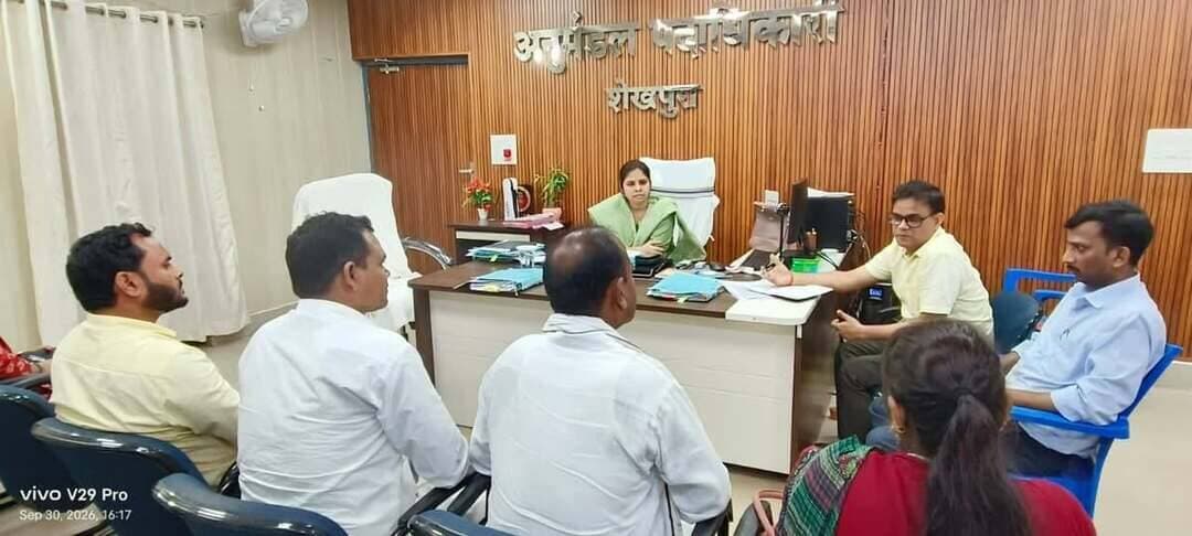 अनुमंडल पदाधिकारी की अध्यक्षता में अनुमंडल स्तरीय सतर्कता एवं अनुश्रवण समिति (अत्याचार निवारण) की समीक्षा बैठक आयोजित।
आज दिनांक 30.09.2026 को अनुमंडल पदाधिकारी सुश्री प्रियंका कुमारी की अध्यक्षता में उनके कार्यालय प्रकोष्ठ में अनुमंडल स्तरीय सतर्कता एवं अनुश्रवण समिति (अत्याचार निवारण) की समीक्षा बैठक आयोजित की गई। बैठक के दौरान अनुसूचित जाति एवं अनुसूचित जनजाति अत्याचार निवारण अधिनियम के तहत लंबित मामलों, मुआवजा की राशि के भुगतान और राहत कार्यों की गहन समीक्षा की गई।
उक्त बैठक में कल्याण विभाग द्वारा प्राप्त जानकारी एवं वित्तीय वर्ष/विभिन्न थानों से प्राप्त प्रतिवेदन के अनुसार शेखपुरा जिला अंतर्गत कुल 60 कांड (मामले) दर्ज हुए हैं। इन मामलों के अंतर्गत कुल 119 पीड़ितों को मुआवजा/मुआयजा राशि का भुगतान कर दिया गया है। पुलिस अधिकारियों से अनुशंसित कांडों में कुल 41 कांडों में आरोप पत्र प्राप्त हुए हैं। इन प्राप्त प्रतिवेदनों के आधार पर 57 पीड़ित व्यक्तियों हेतु मुआवजा राशि की स्वीकृति दी गई है तथा भुगतान की प्रक्रिया संपन्न कर दी गई है।
बैठक में प्रशासनिक अधिकारियों के साथ-साथ समिति के मनोनीत सदस्य एवं पंचायत प्रतिनिधि उपस्थित रहे जिनमें विभिन्न प्रखंडों के सभी प्रखंड विकास पदाधिकारी, अंचल अधिकारी, उप पुलिस अधीक्षक, कार्यालय प्रतिनिधि, अनुमंडल कल्याण पदाधिकारी सभी प्रखंड कल्याण पदाधिकारी और विभिन्न प्रखंडों के प्रखंड प्रमुख अरियरी, शेखपुरा, बरबीघा और चेवाड़ा,मुखिया, पंचायत समिति सदस्य, संबंधित सरपंच एवं अन्य मनोनीत सदस्य उपस्थित रहे।
अनुमंडल पदाधिकारी सुश्री प्रियंका कुमारी ने अधिकारियों को निर्देशित किया कि अत्याचार अधिनियम से जुड़े लंबित मामलों का शीघ्र निष्पादन सुनिश्चित किया जाए और सभी योग्य पीड़ितों को समय पर राहत एवं मुआवजा राशि उपलब्ध का निर्देश दिया।