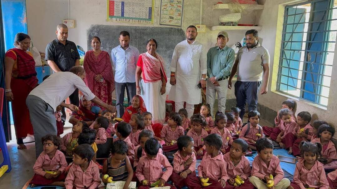 सेवा संकल्प अभियान के अंतर्गत आयोजित कसर पंचायत के बेलहरी गांव में स्थित आंगनबाड़ी केंद्रों ( 39)पर आंगन मिलन महोत्सव कार्यक्रम में शामिल होकर बच्चों, माताओं एवं उपस्थित सभी लोगों के साथ आत्मीय संवाद करने का अवसर प्राप्त हुआ। कार्यक्रम के तहत भारतीय जनता पार्टी के जिला उपाध्यक्ष डॉक्टर मणिकांत कुशवाहा जी निवर्तमान जिला उपाध्यक्ष विपिन कुमार मंडल जी भारतीय जनता पार्टी ओबीसी मोर्चा जिला प्रभारी बलराम कुमार आनंद जी एवं पवन जी के साथ उपस्थित होकर बच्चों के बीच फल , मिठाई , कॉपी, पेंसिल का भी वितरण किया एवं बच्चों को खूब स्नेह और आशीर्वाद दिया।
यह कार्यक्रम बच्चों के सर्वांगीण विकास, पोषण, शिक्षा एवं स्वस्थ समाज के निर्माण के संकल्प को साकार करने की दिशा में एक सराहनीय पहल है।
आइए, हम सभी मिलकर समाज के प्रत्येक बच्चे के उज्ज्वल भविष्य और मातृशक्ति के सशक्तिकरण के लिए अपना योगदान दें।