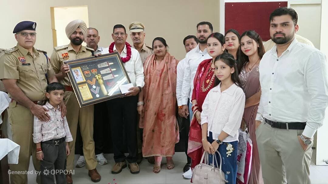 त्योहार-उत्सव छोड़ वर्दी का साथ निभाने वाले हमारे पुलिसकर्मी हमेशा रहेंगे इस परिवार का हिस्सा: डीसीपी क्राइम एंड ट्रैफिक अमरिंदर सिंह
पंचकूला पुलिस लाइन में ढोल-नगाड़ों, तालियों और सम्मान के साथ पंचकूला पुलिस के चार कर्मियों की शानदार विदाई
पंचकूला/ 30 सितंबर:- समाज की सुरक्षा में अपने जीवन के स्वर्णिम वर्ष समर्पित करने के बाद, आज पंचकूला पुलिस परिवार के चार कर्तव्यनिष्ठ सदस्य अपनी लंबी और गौरवशाली सेवा पूरी कर सेवानिवृत्त हो गए। पंचकूला स्थित पुलिस लाइन में आयोजित विदाई समारोह का माहौल बेहद अनूठा रहा, जहाँ एक तरफ वर्षों की खट्टी-मीठी और मस्ती भरी यादें थीं, तो दूसरी तरफ ढोल-नगाड़ों की गूंजती धुनें। इस गरिमामयी समारोह में ऑनरेरी इंस्पेक्टर सुरेश कुमार, ईएसआई गुरनाम सिंह, ईएसआई राम सिंह, सफाईकर्मी कान्ता देवी को उनके बेहतरीन कार्यकाल के लिए पूरे सम्मान के साथ विदाई दी गई। विभाग के आला अधिकारियों और साथी कर्मचारियों ने मुस्कान के साथ उनके उज्ज्वल भविष्य की कामना की।
समारोह के दौरान मुख्य अतिथि के रूप में मौजूद डीसीपी क्राइम एंड ट्रैफिक आईपीएस अमरिंदर सिंह ने सभी सेवानिवृत्त कर्मियों को स्मृति चिन्ह भेंट कर सम्मानित किया। अपने संबोधन में डीसीपी ने पुलिस सेवा की कठिनाइयों का जिक्र करते हुए कहा कि एक पुलिसकर्मी का जीवन बेहद त्याग भरा होता है। उन्होंने बिना किसी त्योहार या उत्सव की परवाह किए, लगातार खाकी वर्दी का फर्ज निभाने के लिए सभी कर्मियों और विशेष रूप से उनके परिवारों का आभार व्यक्त किया। डीसीपी ने विश्वास दिलाया कि भले ही वे आज सेवामुक्त हो रहे हैं, लेकिन पंचकूला पुलिस हमेशा एक परिवार की तरह उनके साथ खड़ी रहेगी। उन्होंने चारों कर्मियों को जीवन की इस दूसरी पारी को खुलकर और जी भर के जीने के लिए ढेर सारी शुभकामनाएं दीं।
इस अवसर पर पंचकूला पुलिस कमिश्नर आईपीएस पंकज नैन व डीसीपी पंचकूला आईपीएस अदिति सिंह ने भी सभी कर्मचारियों को उनके शानदार सेवाकाल की शुभकामनाएँ देते हुए उनके उज्ज्वल भविष्य की कामना की।
इस विदाई को यादगार बनाने के लिए पुलिस लाइन के स्टाफ और सेवानिवृत्त कर्मचारियों के परिजन भी बड़ी संख्या में मौजूद रहे। कार्यक्रम में एसीपी सुरेन्द्र सिंह, वेलफेयर इंस्पेक्टर मनसा राम, ईएएसआई रामेश्वरदास और ईएएसआई हरदयाल सिंह ने उपस्थित रहकर अपने पुराने साथियों को विदा किया। इस पूरे गरिमामयी कार्यक्रम का सफल और खूबसूरत मंच संचालन महिला एएसआई शिवानी द्वारा किया गया, जिन्होंने अपनी अनूठी शैली से समारोह में समां बांध दिया।