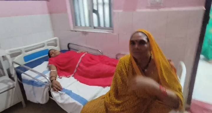 सफलता की कहानी
==
प्रधानमंत्री सुरक्षित मातृत्व अभियान से समय पर मिली जांच और उपचार की सुविधा
==
सुरक्षित मातृत्व अभियान बना गर्भवती महिलाओं के लिए संबल
===
मैं दुर्गा/हल्लेबाई बटियागढ़ विकासखंड के धौराज गांव की रहने वाली हूं। आज प्रधानमंत्री सुरक्षित मातृत्व अभियान के तहत मेरी जांच हुई, जिसमें मेरा हीमोग्लोबिन कम पाया गया। डॉक्टर मैडम ने तुरंत आयरन सुक्रोज लगाया और जरूरी सलाह दी।
मुझे खुशी है कि मेरी समस्या समय पर पहचानी गई और जांच के साथ ही उपचार भी मिल गया। अब मैं डॉक्टर की सलाह के अनुसार आगे की जांच भी कराती रहूंगी। हर माह 9 और 25 तारीख को नजदीकी स्वास्थ्य केंद्र पर विशेषज्ञों से जांच और उपचार की सुविधा मिल रही है। इस सुविधा के लिए मैं माननीय प्रधानमंत्री जी का हृदय से धन्यवाद करती हूं।