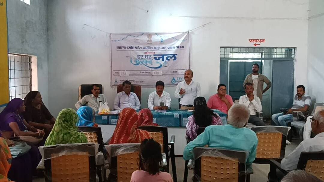 ग्राम पंचायत रनेह में हर घर जल उत्सव कार्यक्रम संपन्न
===
जिले के ग्राम पंचायत रनेह में हर घर जल उत्सव कार्यक्रम किया गया। जिसमें सरपंच, सचिव, जनपद सदस्य एवं मध्य प्रदेश जल निगम से मनोज राज और जिंदल फार्म से स्टाफ उपस्थित थे। कार्यक्रम का आयोजन की शुरुआत श्री शुक्ला के द्वारा किया गया, जिसमें उन्होंने अवगत कराया की गांव के प्रत्येक घर में हर घर जल योजना के अंतर्गत पानी पहुंचाया जा रहा है साथ ही मनोज राज के द्वारा प्रतिमाह ₹100 जलकर राशि के बारे में अवगत कराया और कहा ऑनलाइन प्रक्रिया के द्वारा यह प्रति महीना पेमेंट जमा कर सकते हैं, इस प्रकार हर घर जल उत्सव कार्यक्रम का आयोजन किया गया और सभी ग्रामीण वासियों के सहयोग से यह कार्यक्रम सफल हुआ जिसमें आंगनबाड़ी केंद्र की समस्त स्टाफ के द्वारा विशेष भूमिका रही।