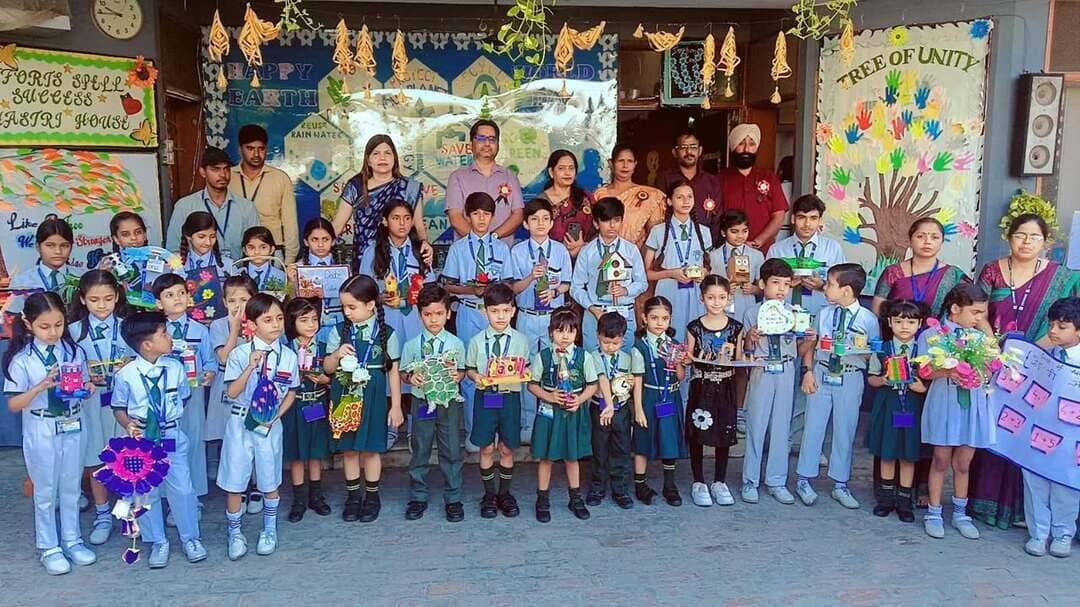 लीड कान्वेंट स्कूल में बच्चों ने कबाड़ से जुगाड़ का दिया स्वच्छता संदेश, बच्चों ने रचा नया संसार
प्रतियोगिताओं में बच्चों ने दिखाई प्रतिभा, सहयोग संस्था ने विजेता बच्चों को किया सम्मानित
शाहजहांपुर। महानगर के लीड कान्वेंट स्कूल में स्वच्छता अभियान के तहत ‘कबाड़ से जुगाड़’ कार्यक्रम आयोजित किया गया। बच्चों ने बेकार पड़ी सामग्री से आकर्षक और उपयोगी वस्तुएं तैयार कर स्वच्छता व पर्यावरण संरक्षण का संदेश दिया।
अभियान के दौरान विभिन्न स्वच्छता प्रतियोगिताएं भी कराई गईं। विद्यालयों में कूड़ा निर्धारित डस्टबिन में डालने को लेकर रेस प्रतियोगिता हुई, जिसमें बच्चों ने उत्साहपूर्वक भाग लिया। विजेता बच्चों को सहयोग संस्था के पदाधिकारियो ने सम्मान पत्र देकर सम्मानित किया।
अध्यापकों ने बच्चों को चार रंग के डस्टबिन के उपयोग की जानकारी देते हुए बताया कि हरे डस्टबिन में गीला कचरा, नीले में सूखा कचरा, लाल में अस्पताल का कचरा एवं काले में इलेक्ट्रॉनिक ब सेनेटरी आदि अलग-अलग प्रकार का कचरा डालना चाहिए। इस मौके पर कार्यक्रम में मुख्य अतिथि के रूप में पहुंचे सहयोग संस्था के संरक्षक पूर्व ग्रुप कैप्टन वायु सेना प्रमोद गुप्ता नेकहा कि आज के बच्चे ही कल के जिम्मेदार नागरिक बनेंगे, इसलिए उन्हें बचपन से स्वच्छता और पर्यावरण संरक्षण की सही जानकारी देना जरूरी है।
उन्होंने कहा कि महानगर की बैठकों में भी नगर बाशियों को स्वच्छता के प्रति जागरूक किया जाए और पर्यावरण व स्वच्छता को लेकर पूरी जानकारी दी जाए, उन्होंने लोगों से अपील की कि शहर में गंदगी और कूड़ा फैलाने के लिए किसी और को जिम्मेदार ठहराने के बजाय हर व्यक्ति अपनी जिम्मेदारी समझे। प्रकृति के साथ खिलवाड़ के दुष्परिणाम गंभीर हो सकते हैं, इसलिए पर्यावरण संरक्षण सामूहिक जिम्मेदारी है।
कार्यक्रम में सहयोग संस्था के संरक्षक प्रमोद गुप्ता सहित संस्था ब लीड कान्वेंट स्कूल की डायरेक्टर तराना जमाल, ब मोहम्मद जमाल खा ,अध्यक्ष स्तुति गुप्ता, महासचिव सरदार हरजीत सिंह, जिला प्रभारी विकास सक्सेना, अंकुश गुप्ता, संगीता गुप्ता, सुमन गुप्ता एवं लीड कान्वेंट की सभी टीचर व बच्चे मौजूद रहे ।।