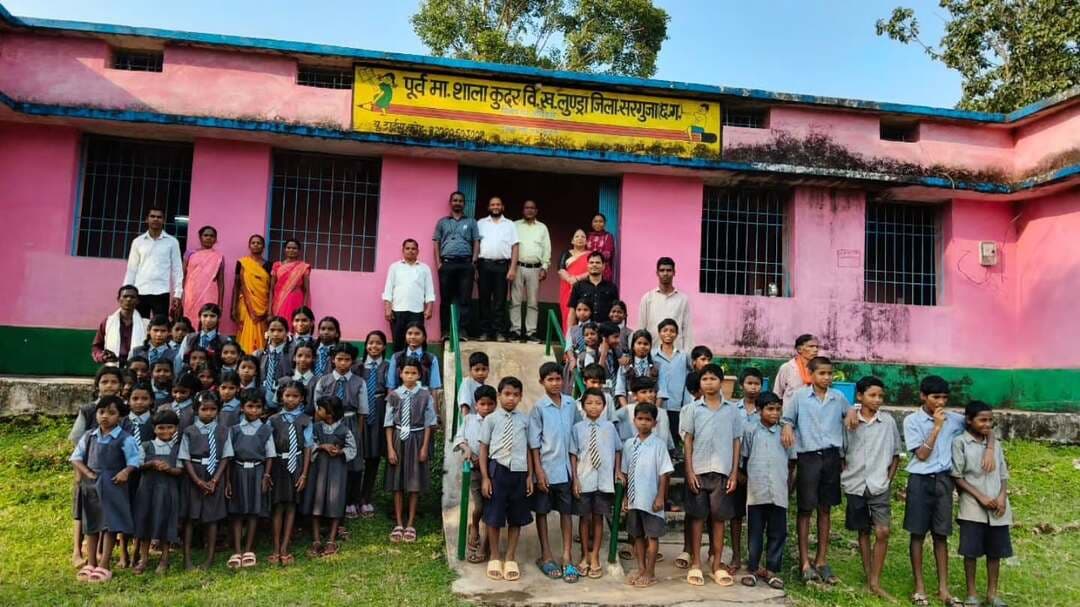 सेवा संकल्प अभियान
लुण्ड्रा विकासखंड के 367 स्कूलों में हुआ न्यौता भोज, बच्चों के साथ भोजन कर साझा की सहभागिता की भावना
माध्यमिक शाला खालपारा उदारी से हुई शुरुआत, विकासखंड शिक्षा अधिकारी मनीष कुमार ने स्वयं बच्चों के साथ बैठकर किया भोजन
स्थानीय जनप्रतिनिधियों, शिक्षा विभाग के अधिकारियों, संकुल समन्वयकों, प्राचार्यों एवं शिक्षकों की रही सहभागिता
#सेवा_संकल्प_अभियान #SevaSankalpAbhiyan #SevaSankalp #JanSeva #JanBhagidari
@chhattisgarhcmo
@dpr.chhattisgarh